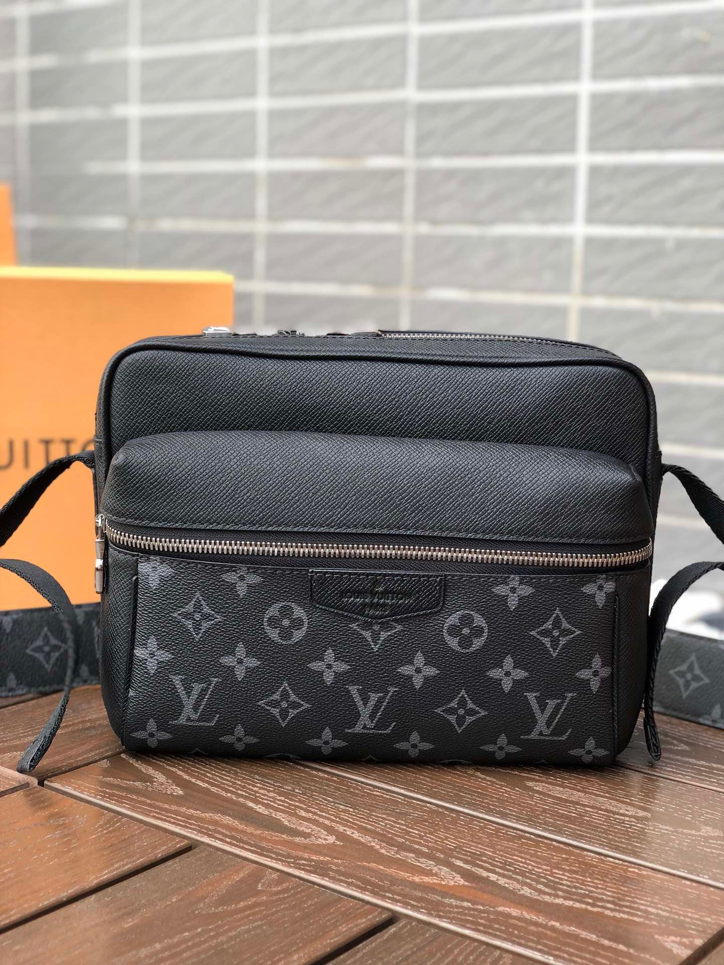 LV OUTDOOR MESSENGER M30233