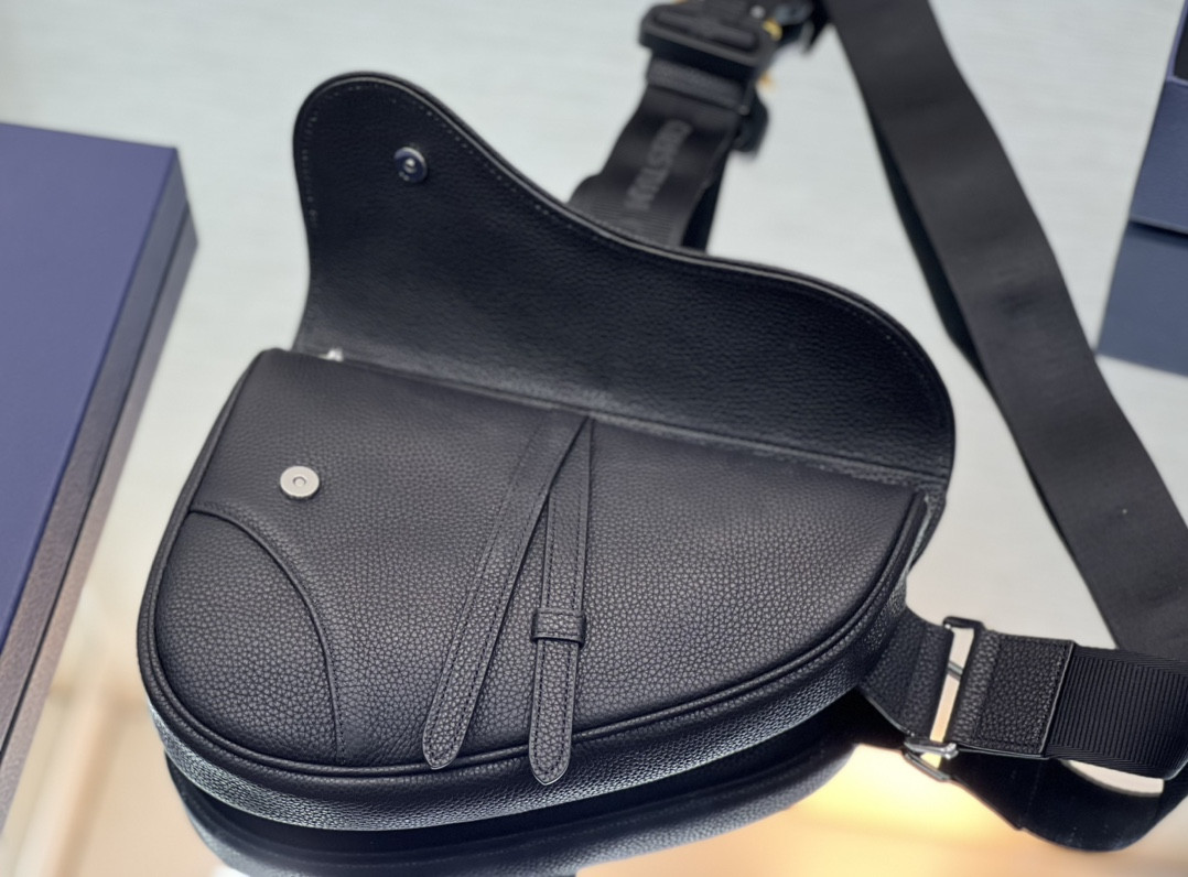 D10r Saddle Bag Black Grained Calfskin 26 x 19 x 4.5 cm