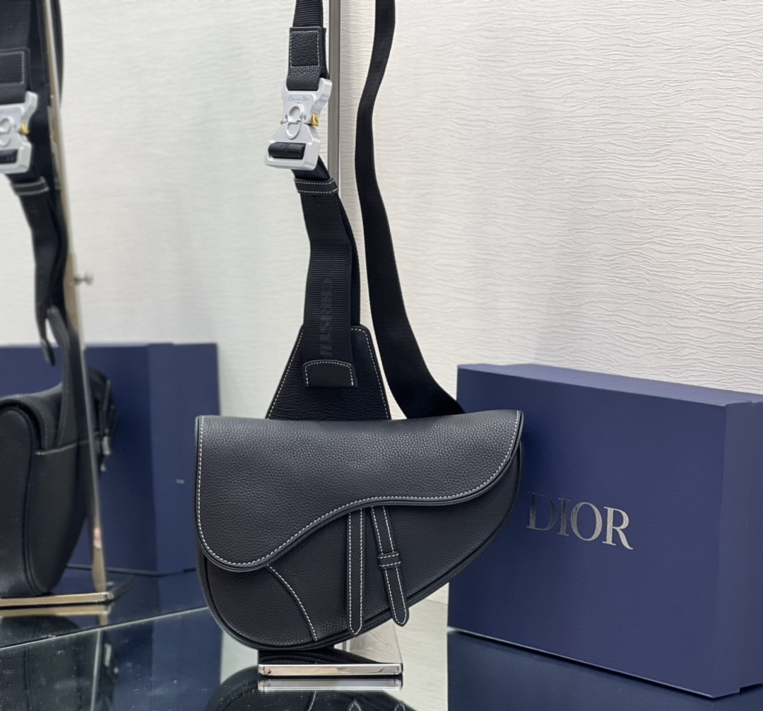 D10r Saddle Bag Black Grained Calfskin 26 x 19 x 4.5 cm