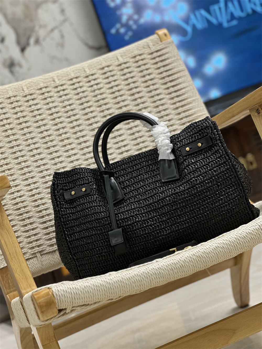 Y51 SAC DE JOUR MEDIUM S*pPLE IN RAFFIA AND VEGETABLE-TANNED LEATHER BLACK