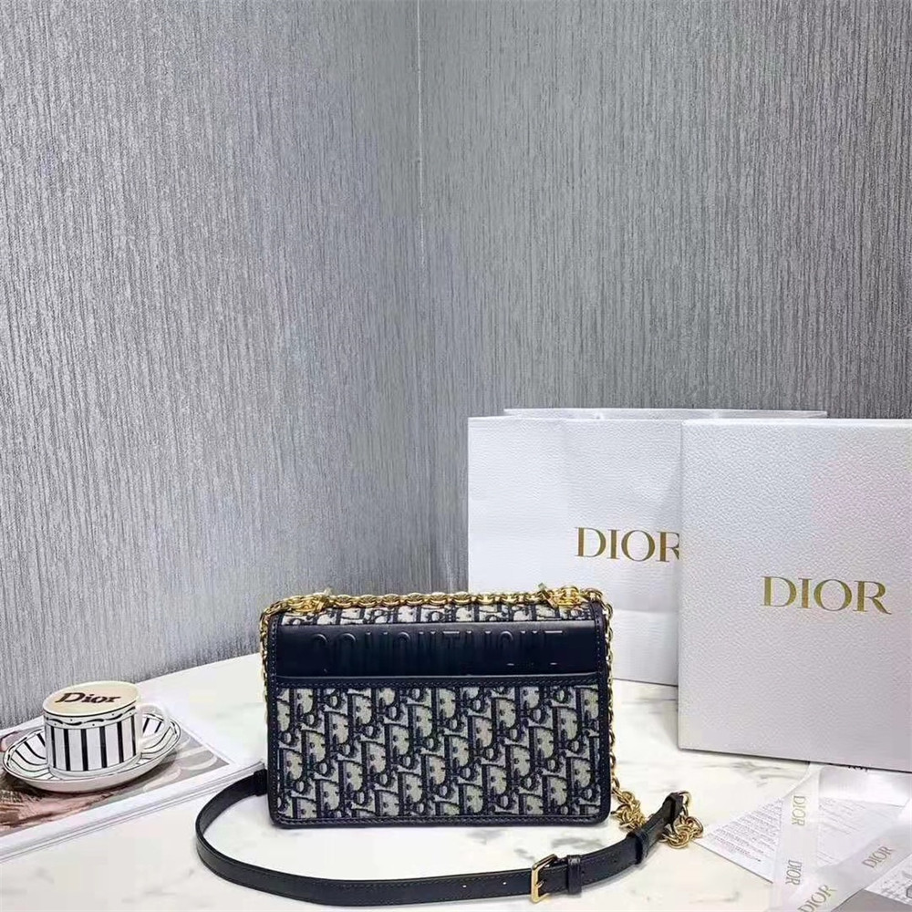 D10r 30 MONTAIGNE CHAIN BAG Oblique 24x18x8 cm