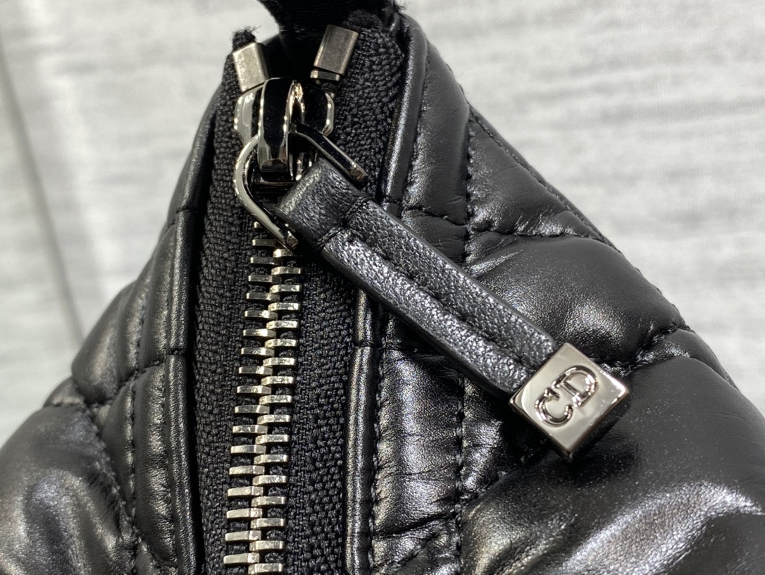 MEDIUM D10r TRAVEL NOMAD POUCH BLACK