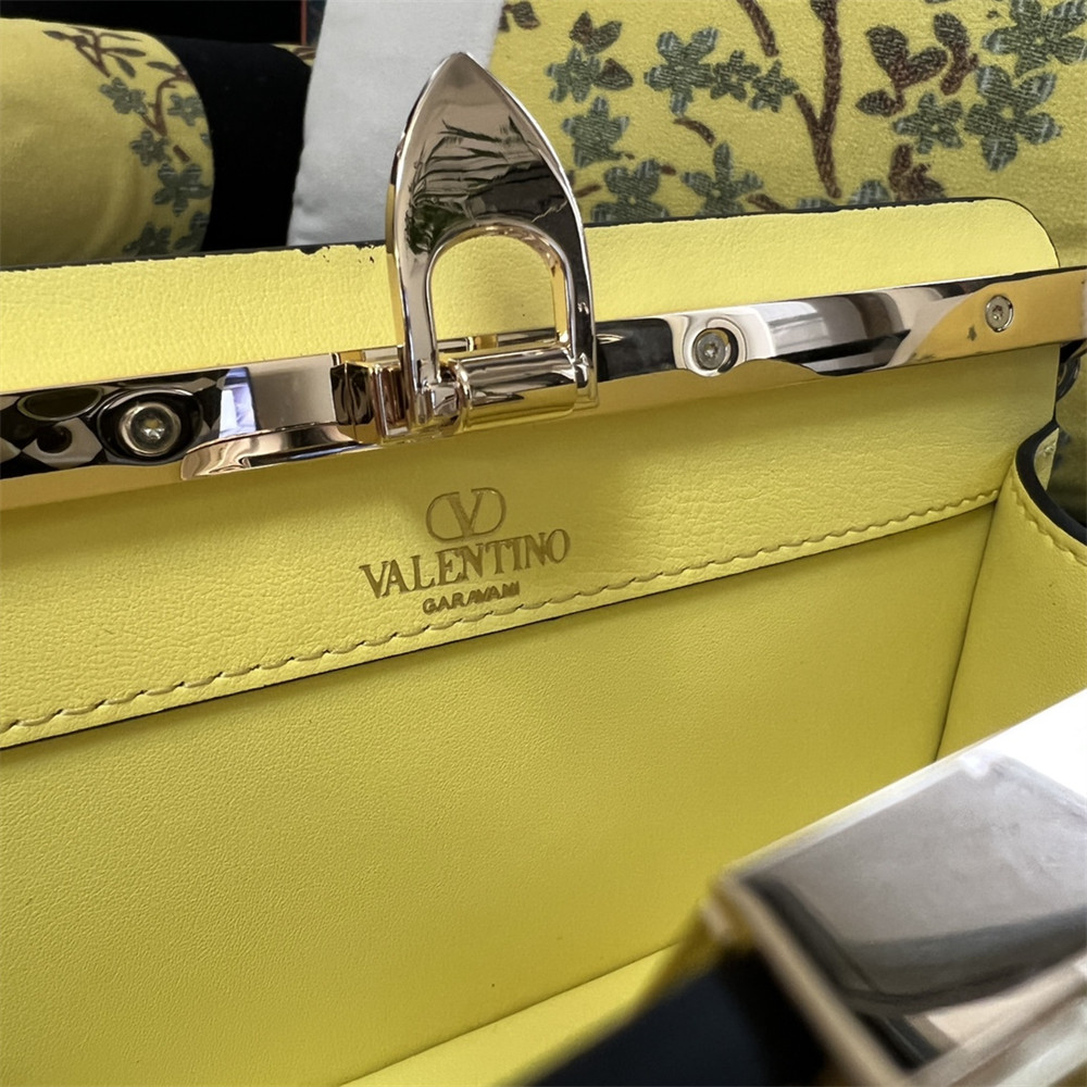 Va1e*ntin0 GARAVANI ROCKSTUD23 SMALL SMOOTH CALFSKIN SHOULDER BAG YELLOW