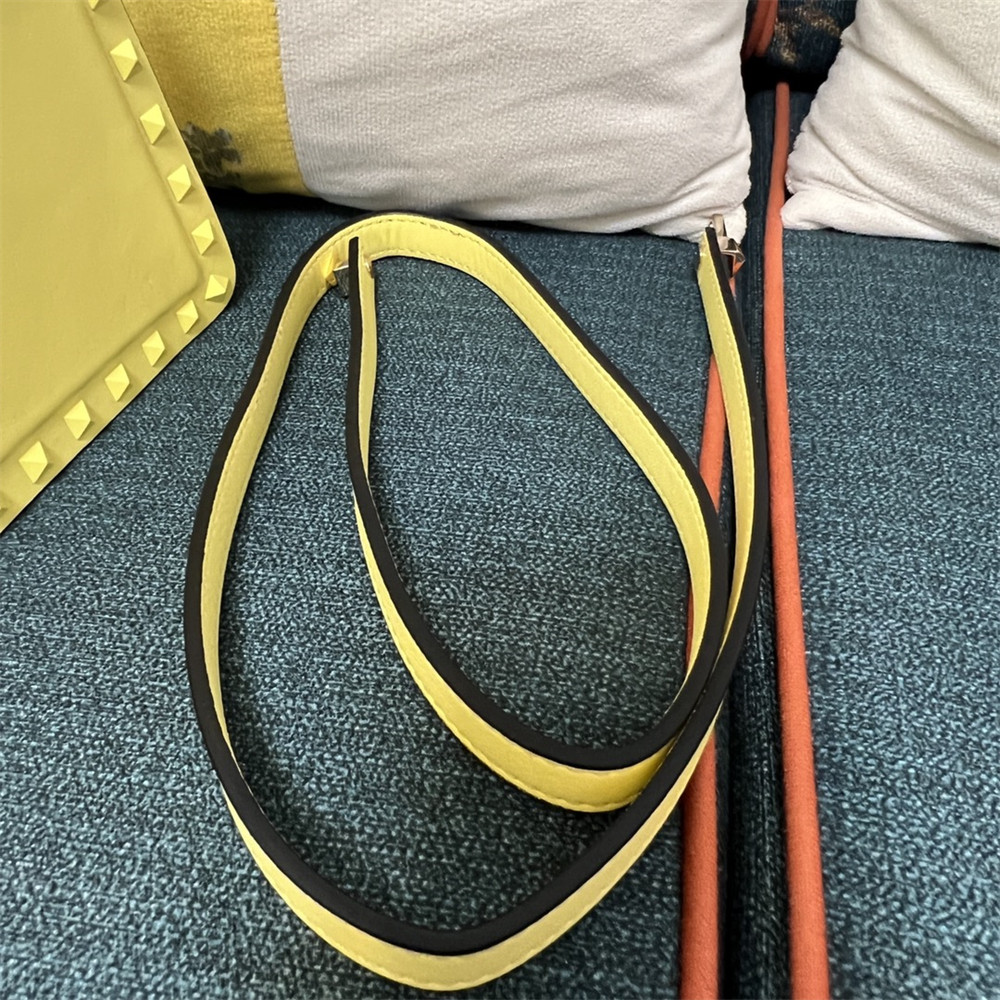 Va1e*ntin0 GARAVANI ROCKSTUD23 SMALL SMOOTH CALFSKIN SHOULDER BAG YELLOW