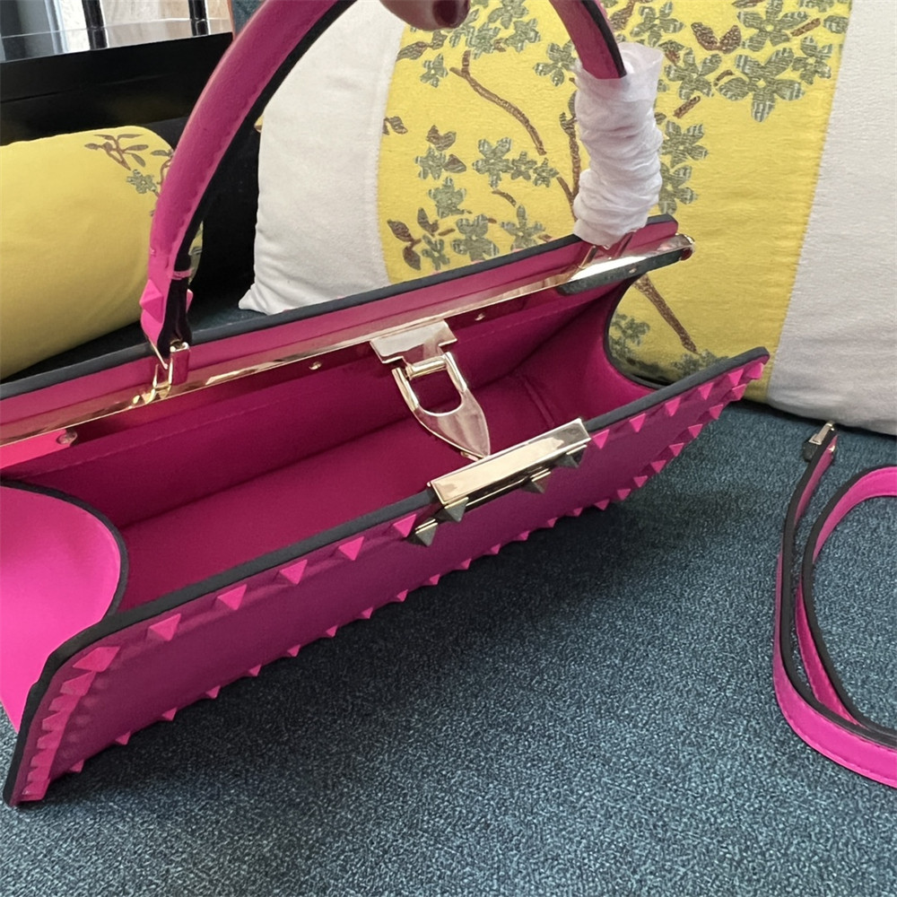 Va1e*ntin0 GARAVANI ROCKSTUD23 smooth calfskin handbag