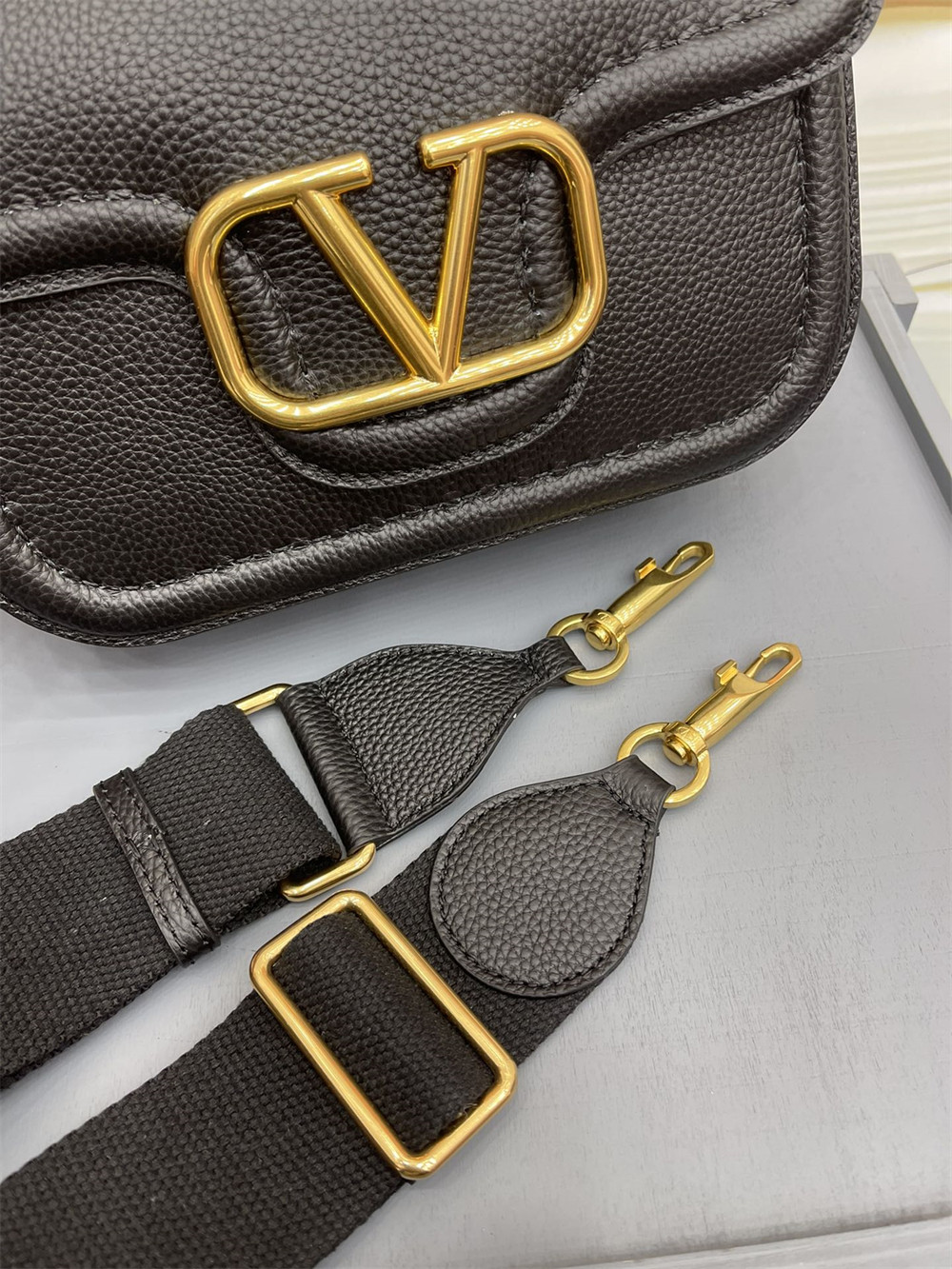 Va1e*ntin0 GARAVANI ALLTIME GRAINY CALFSKIN SHOULDER BAG BLACK 23.5x18X8cm