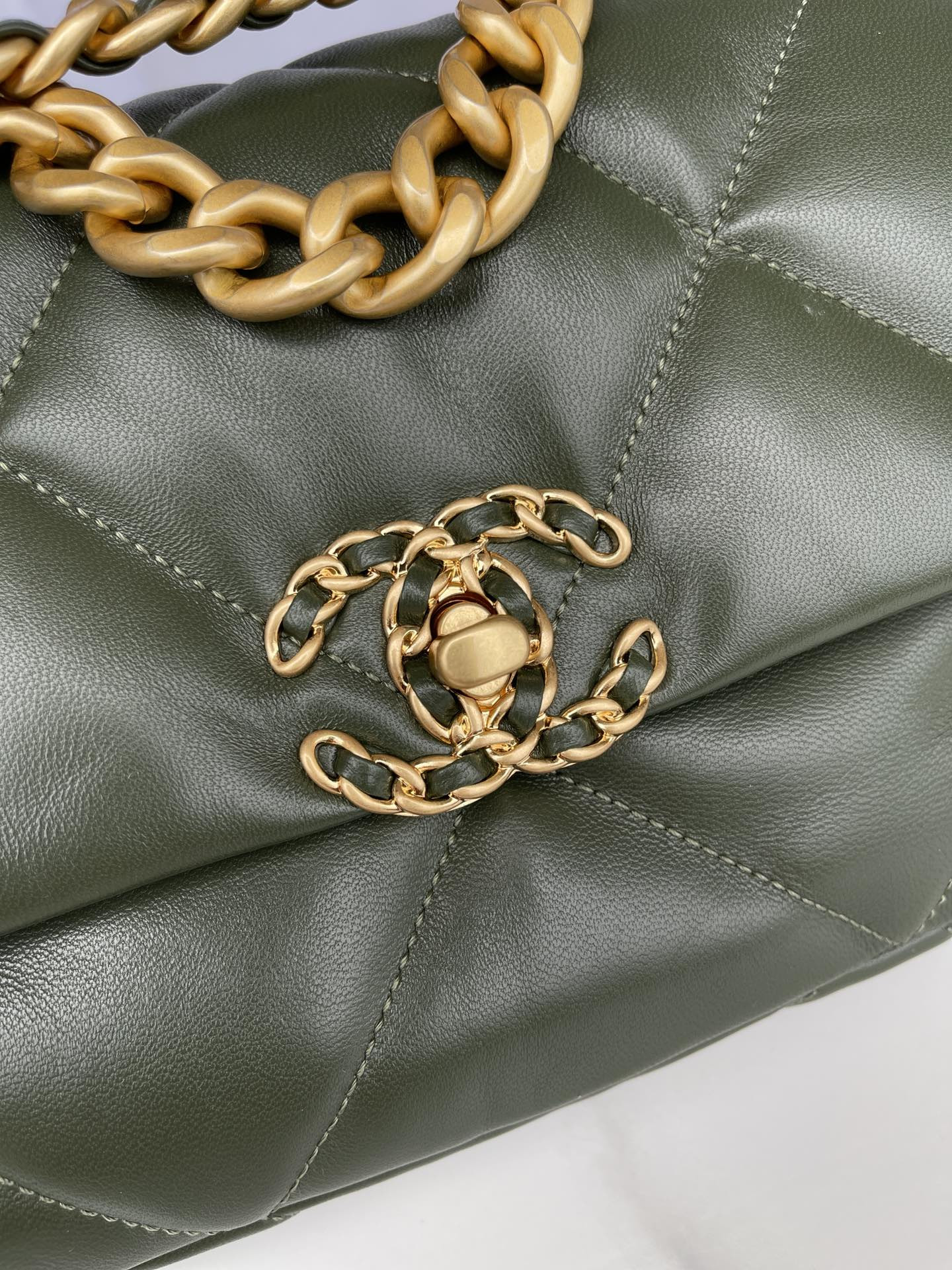 Ch**el 19 HANDBAG Shiny Leather, Gold-Tone, Silver-Tone & Ruthenium-Finish Metal Dark Green 6.2 × 10.1 × 3.5 in