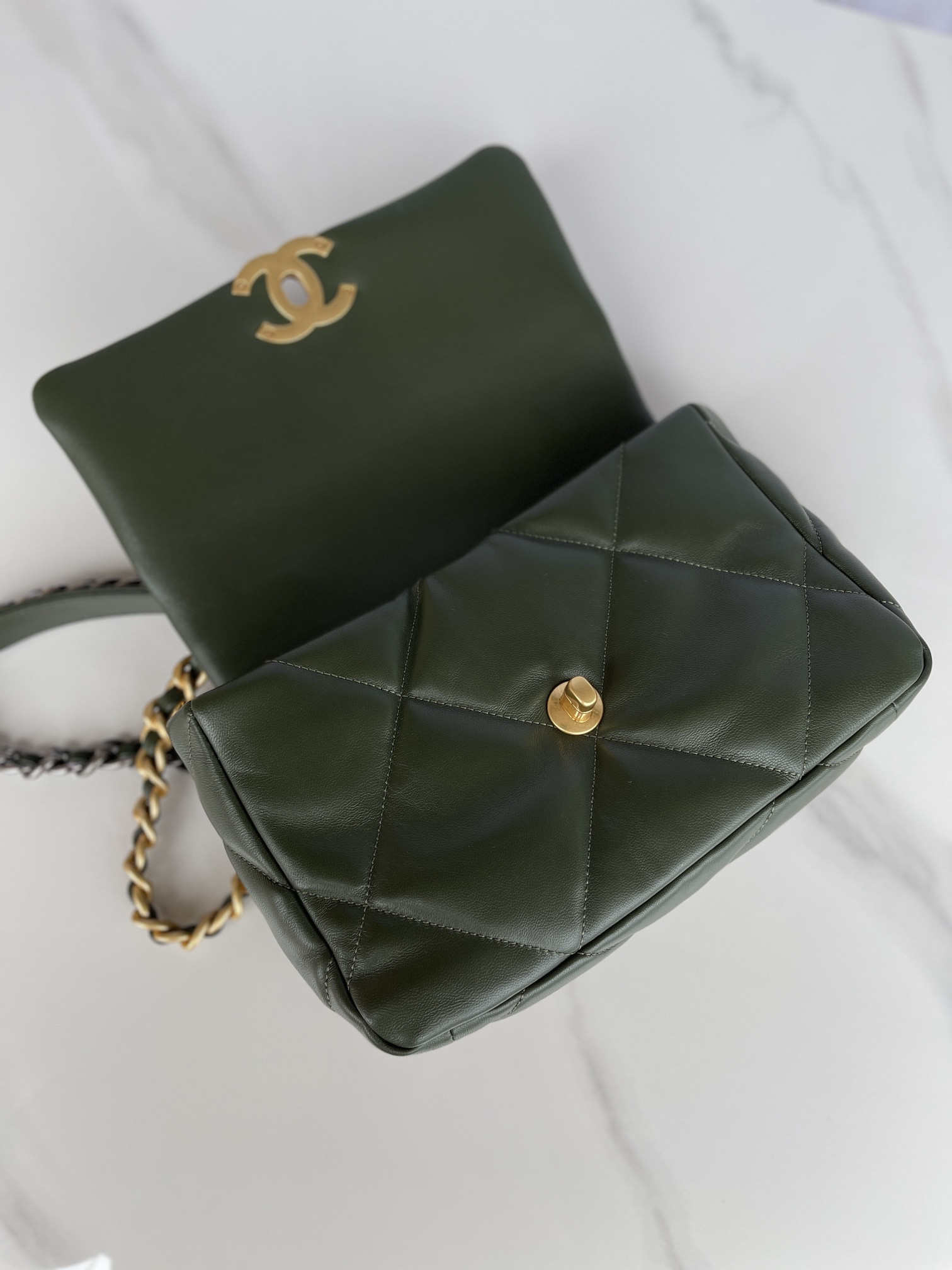Ch**el 19 HANDBAG Shiny Leather, Gold-Tone, Silver-Tone & Ruthenium-Finish Metal Dark Green 6.2 × 10.1 × 3.5 in