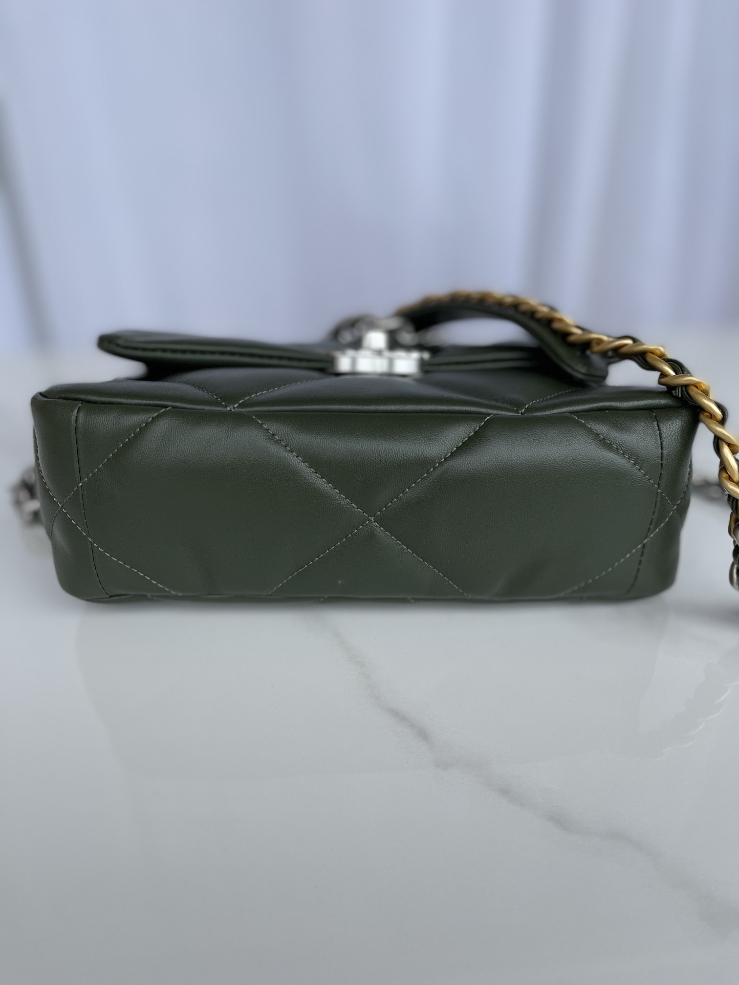 Ch**el 19 HANDBAG Shiny Leather, Gold-Tone, Silver-Tone & Ruthenium-Finish Metal Dark Green 6.2 × 10.1 × 3.5 in