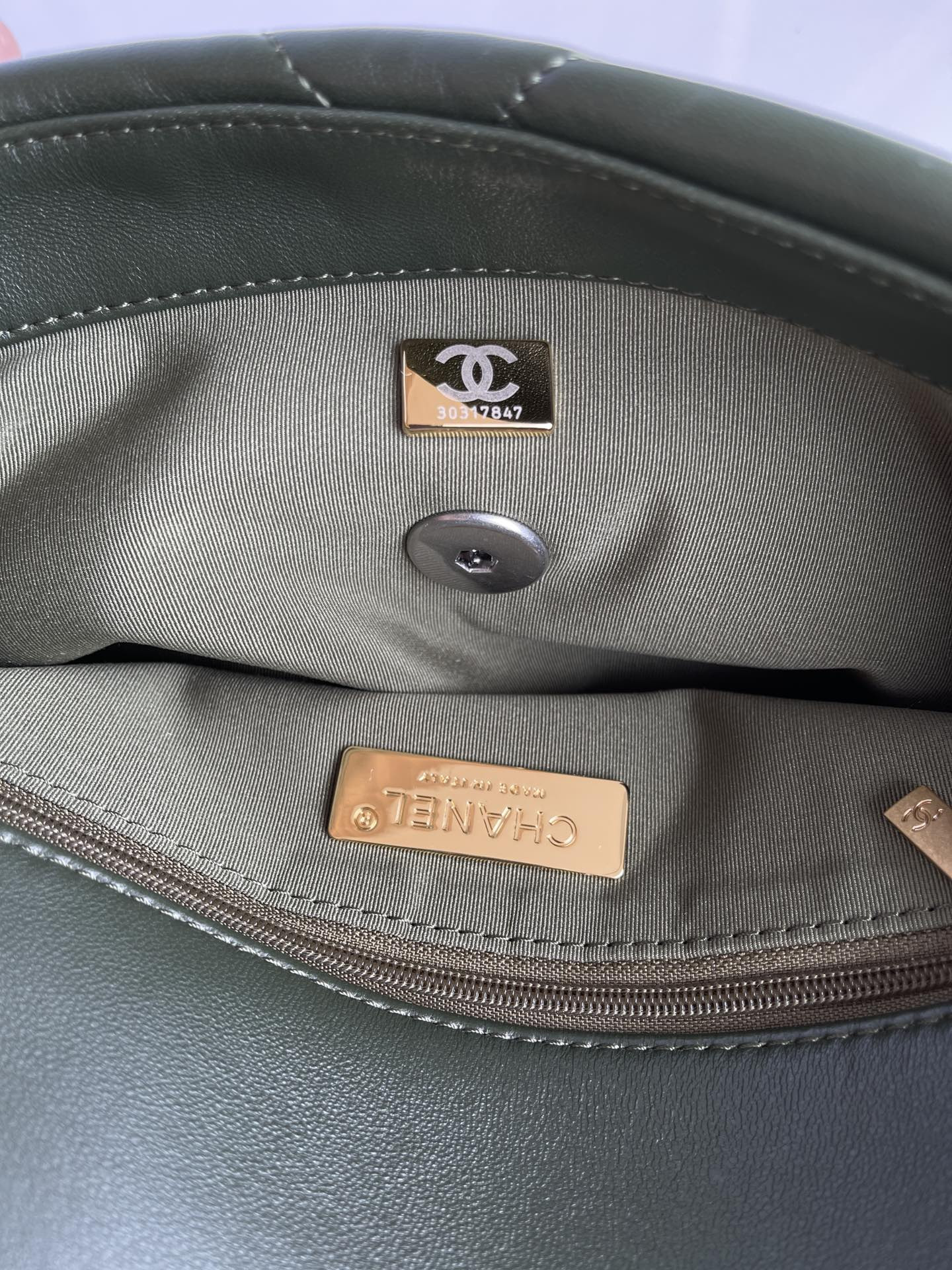 Ch**el 19 HANDBAG Shiny Leather, Gold-Tone, Silver-Tone & Ruthenium-Finish Metal Dark Green 6.2 × 10.1 × 3.5 in