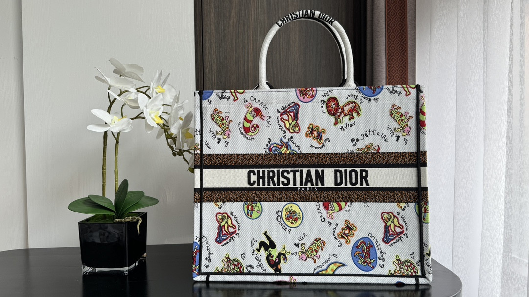 Large D10r BOOK TOTE WHITE MULTICOLOR DRAGON ZODIAC EMBROIDER 16.5 x 14 x 7.5 inches