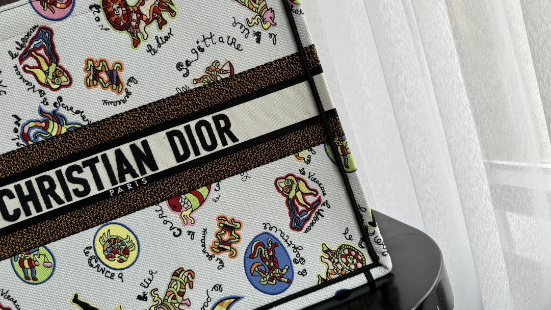 Large D10r BOOK TOTE WHITE MULTICOLOR DRAGON ZODIAC EMBROIDER 16.5 x 14 x 7.5 inches