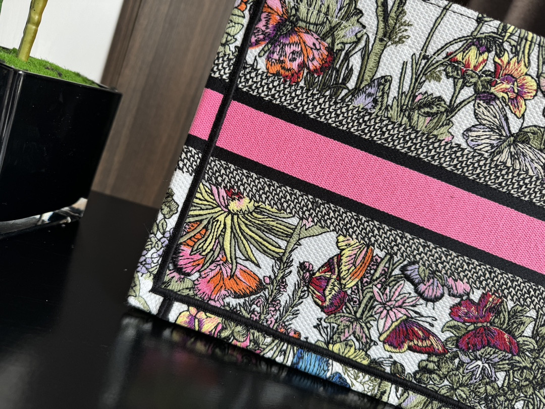Small D10r BOOK TOTE WHITE MULTICOLOR MEXICO MILLEFIORI EMBROIDERY 10.5 x 8.5 x 5.5 inches