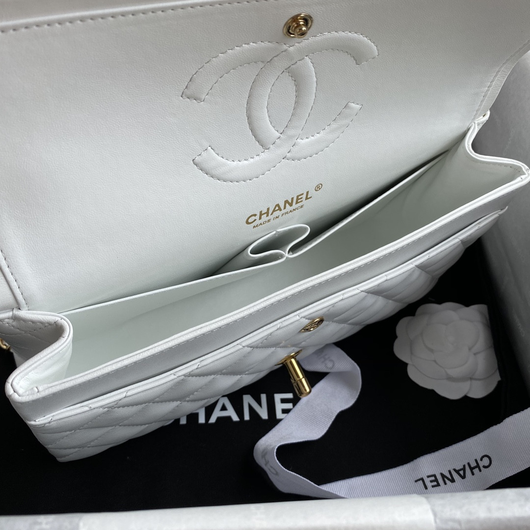 Ch**el CLASSIC HANDBAG LAMBSKIN & GOLD-TONE METAL WHITE 15.5x25.5x6.5cm