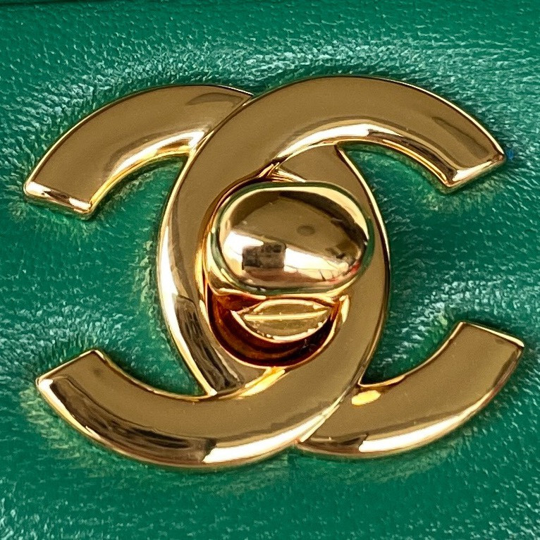 Ch**el SMALL CLASSIC HANDBAG Grained SHINY Calfskin & Gold-Tone Metal Green 5.7 × 9 × 2.3 in