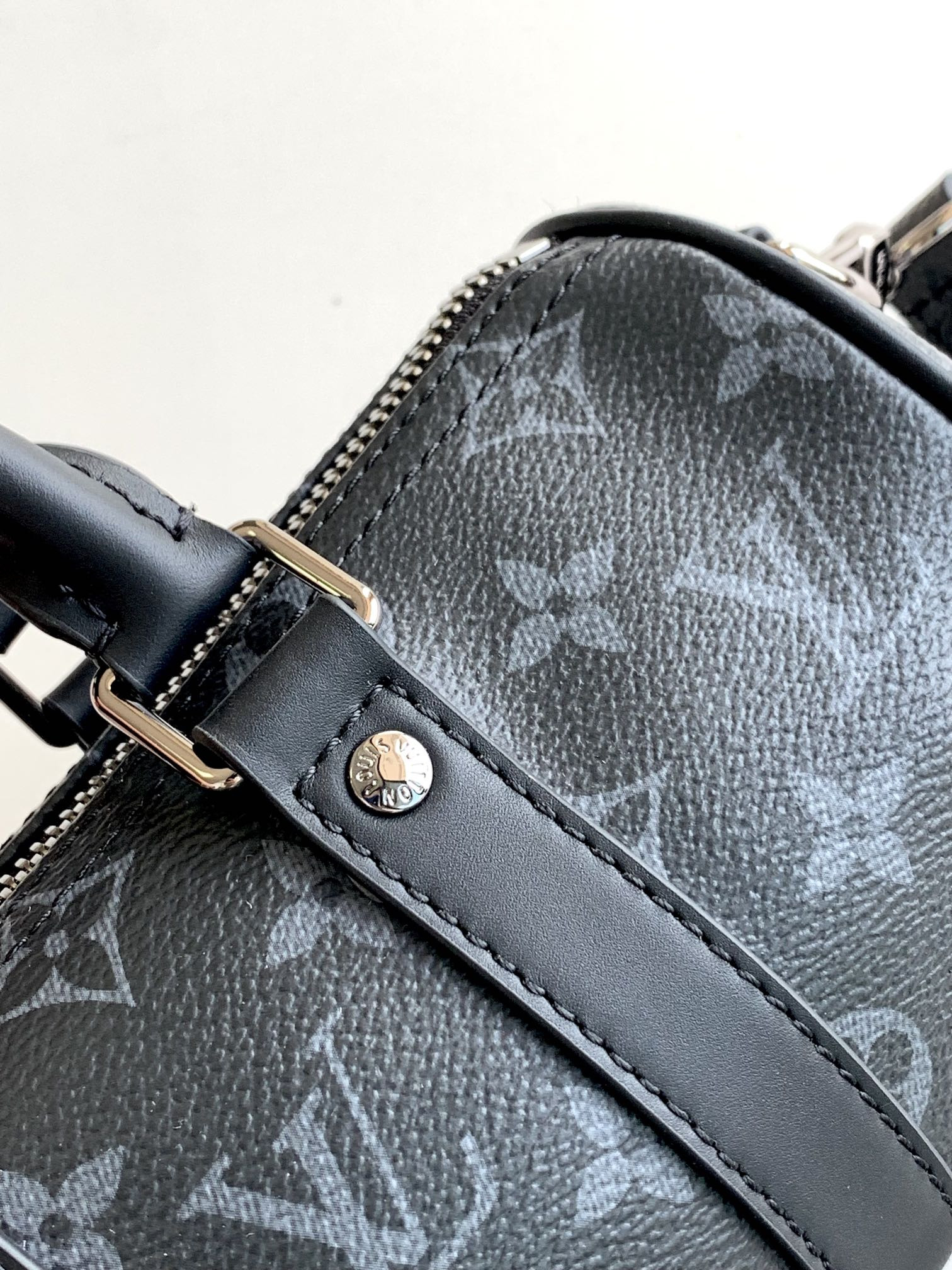L0vis Vvtt0n Keepall XS Monogram Eclipse Reverse Black M45947 21 x 12 x 9 CM