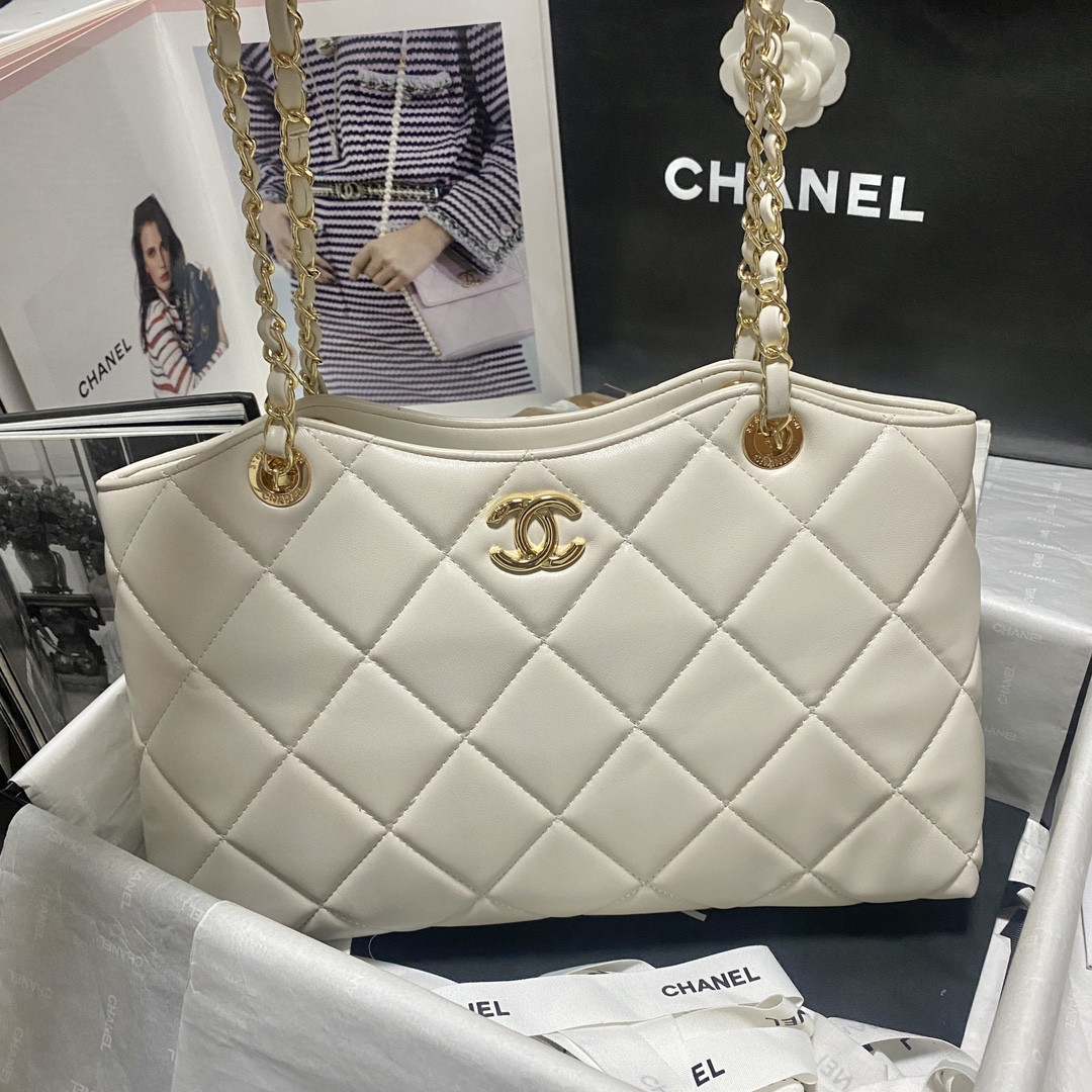 Ch**el Shiny Leather Large Shopper Tote White 33×21×7.5 cm