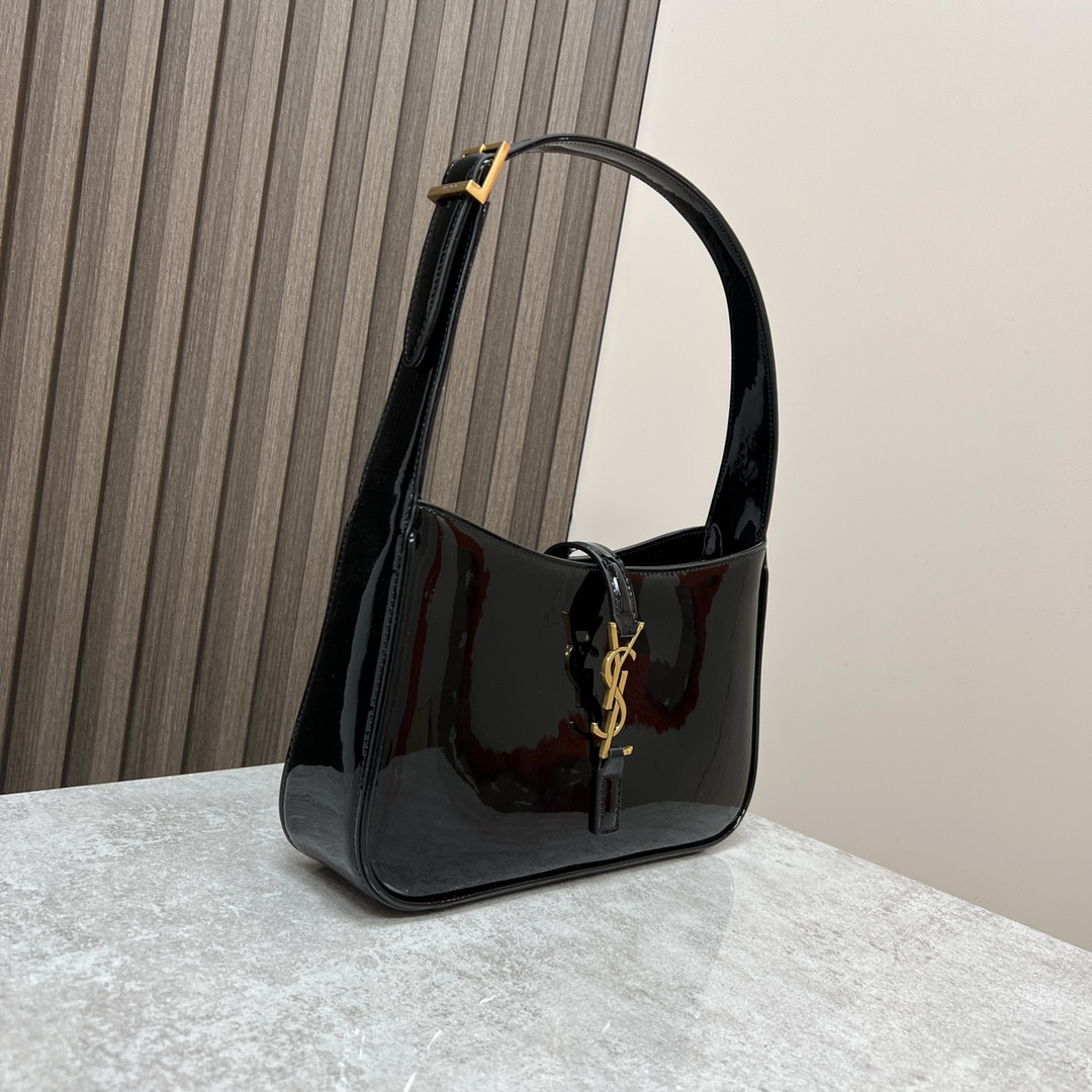 Y51 LE 5 À 7 IN SHINY LEATHER BLACK 9 X 6.3 X 2.5 INCHES