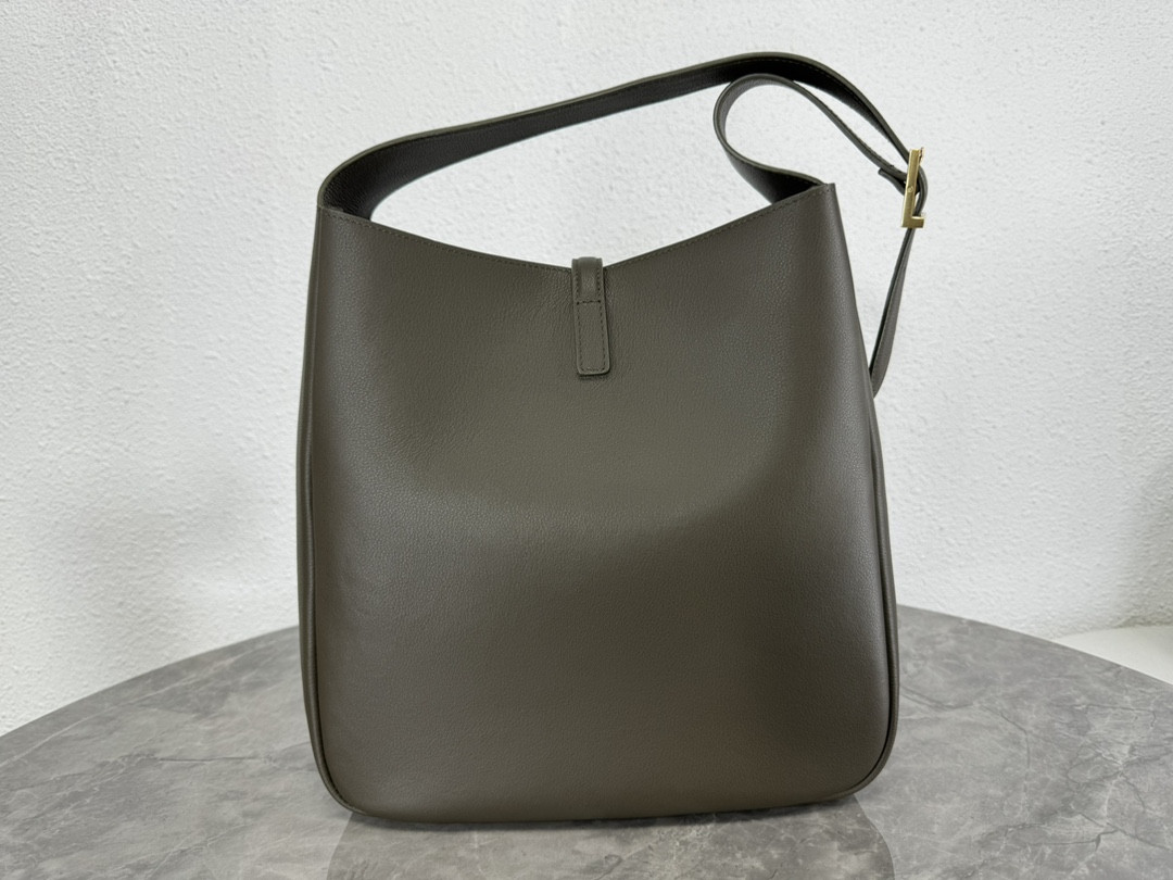 Y51 LE 5 À 7 S*pPLE LARGE IN SMOOTH LEATHER LIGHT MUSK 11.8" X 11" X 4.3"