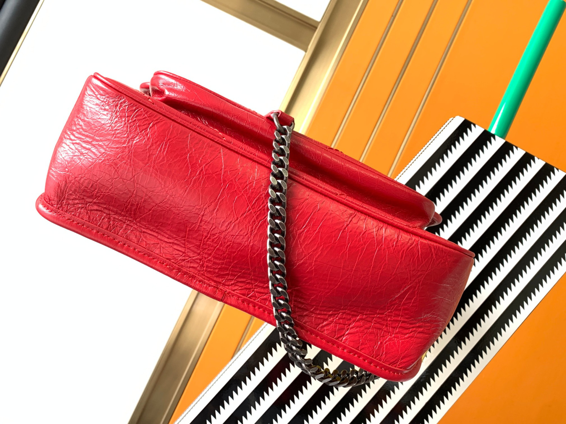 Y51 NIKI MEDIUM IN VINTAGE LEATHER SHINY RED 11 X 7.8 X 3.3 INCHES