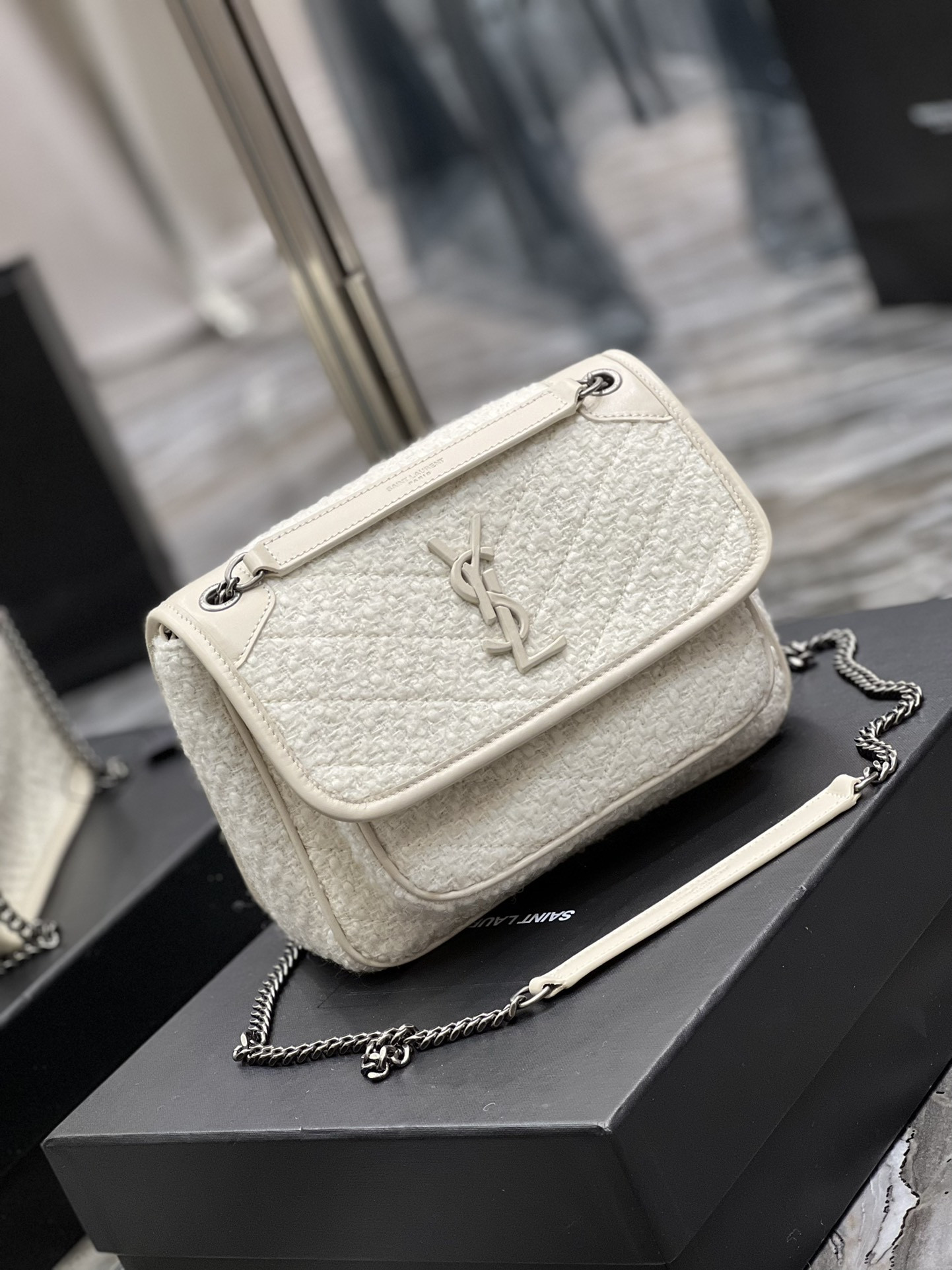 Y51 NIKI MEDIUM IN WHITE 11 X 7.8 X 3.3 INCHES