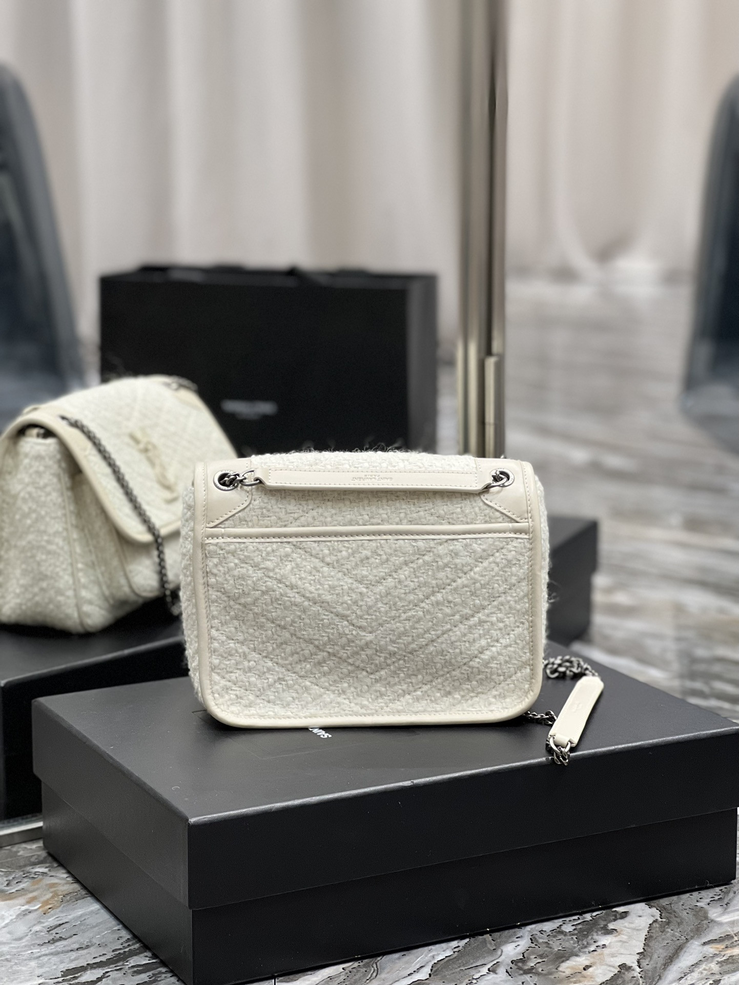 Y51 NIKI MEDIUM IN WHITE 11 X 7.8 X 3.3 INCHES