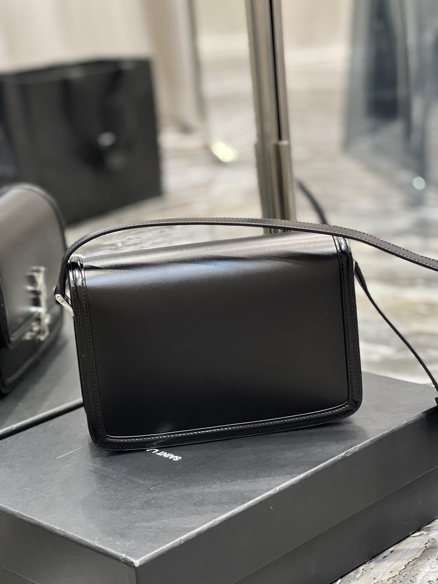 Y51 SOLFERINO MEDIUM IN GLAZED LEATHER BLACK 9.1 X 6.3 X 2.4 INCHES