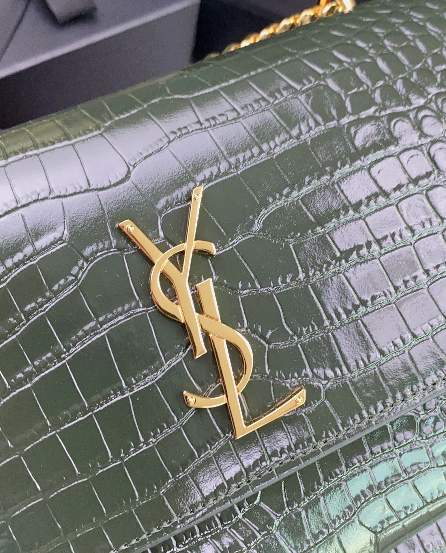 Y51 SUNSET MEDIUM IN CROCODILE-EMBOSSED LEATHER MINT 8 X 6.2 X 2.5 INCHES