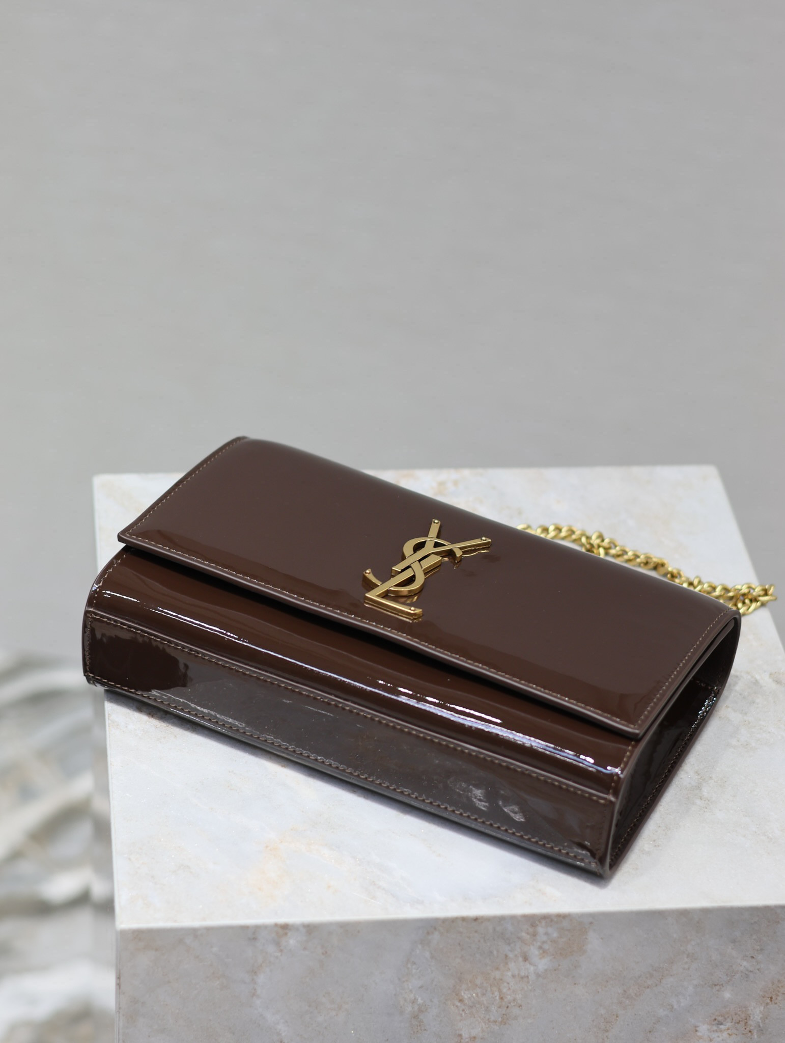 Y51 KATE MEDIUM IN SHINY LEATHER BROWN 9.4 X 5.7 X 2.1 INCHES