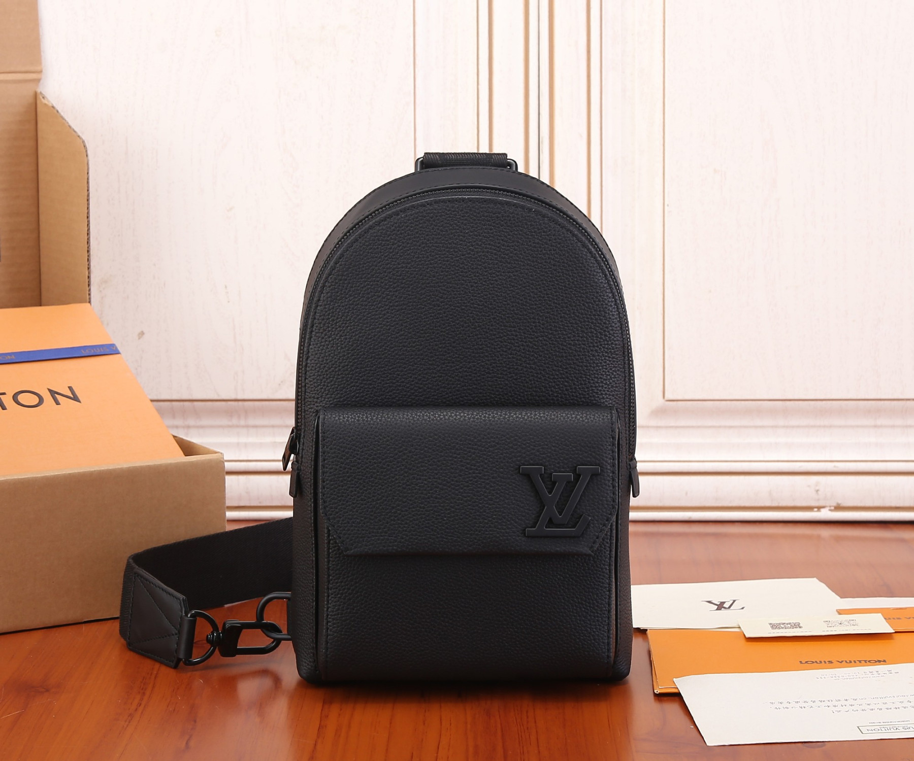 LV M23736 Pilot Slingbag 20 x 30 x 4 cm