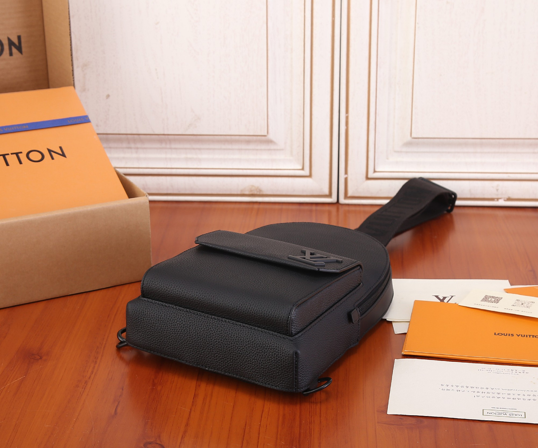 LV M23736 Pilot Slingbag 20 x 30 x 4 cm