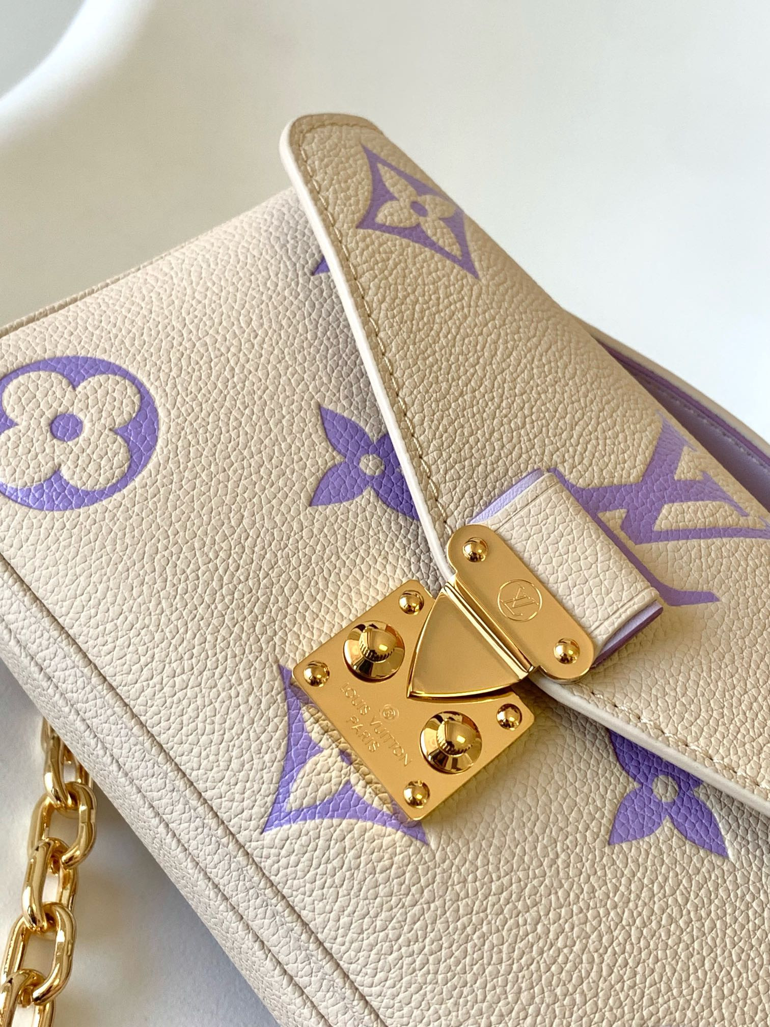 LV M23940 Pochette Métis East West 8.5 x 5.3 x 2.4 inches