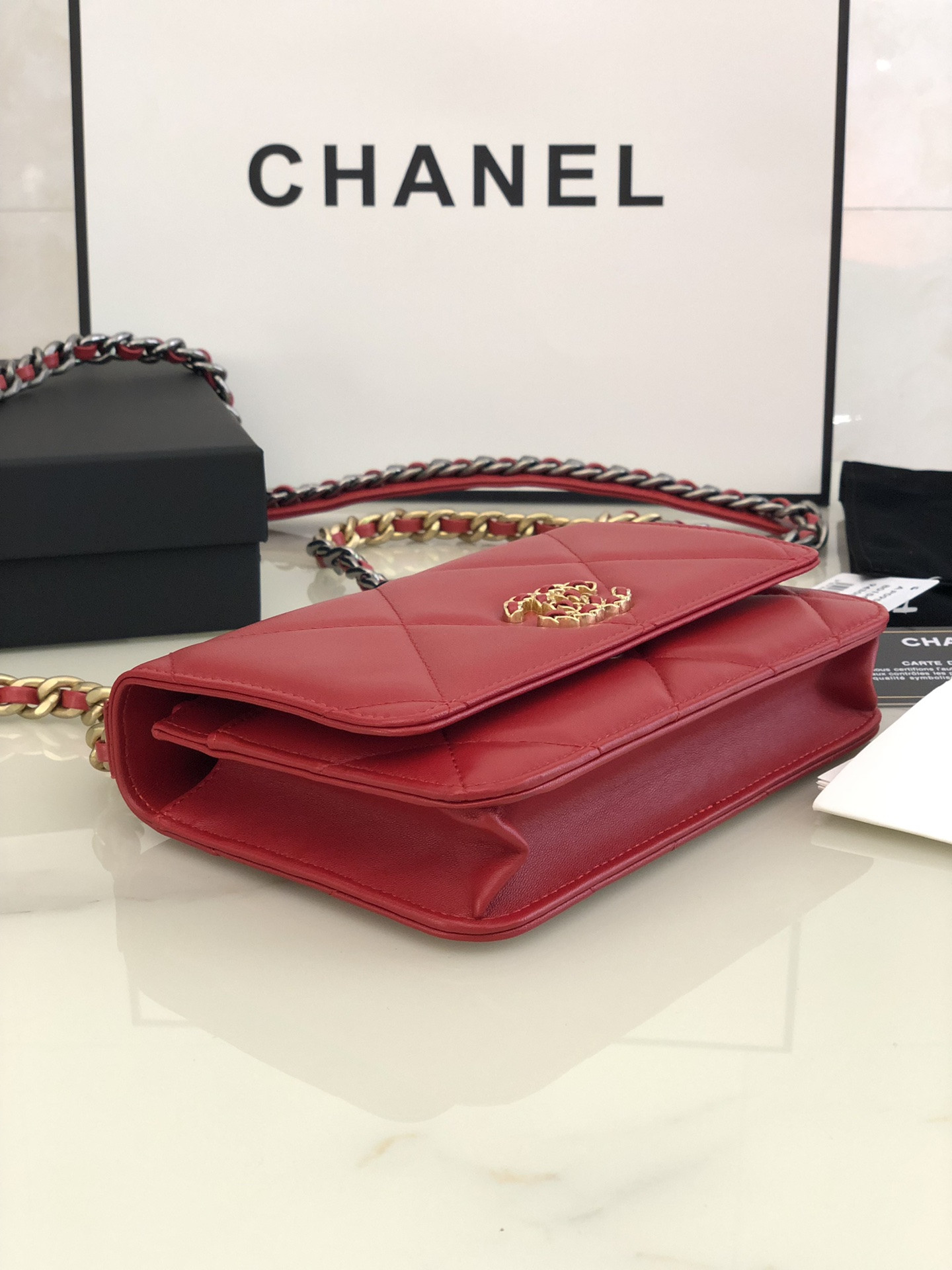Ch**el CLASSIC WALLET ON CHAIN RED 4.8 × 7.5 × 1.4 in