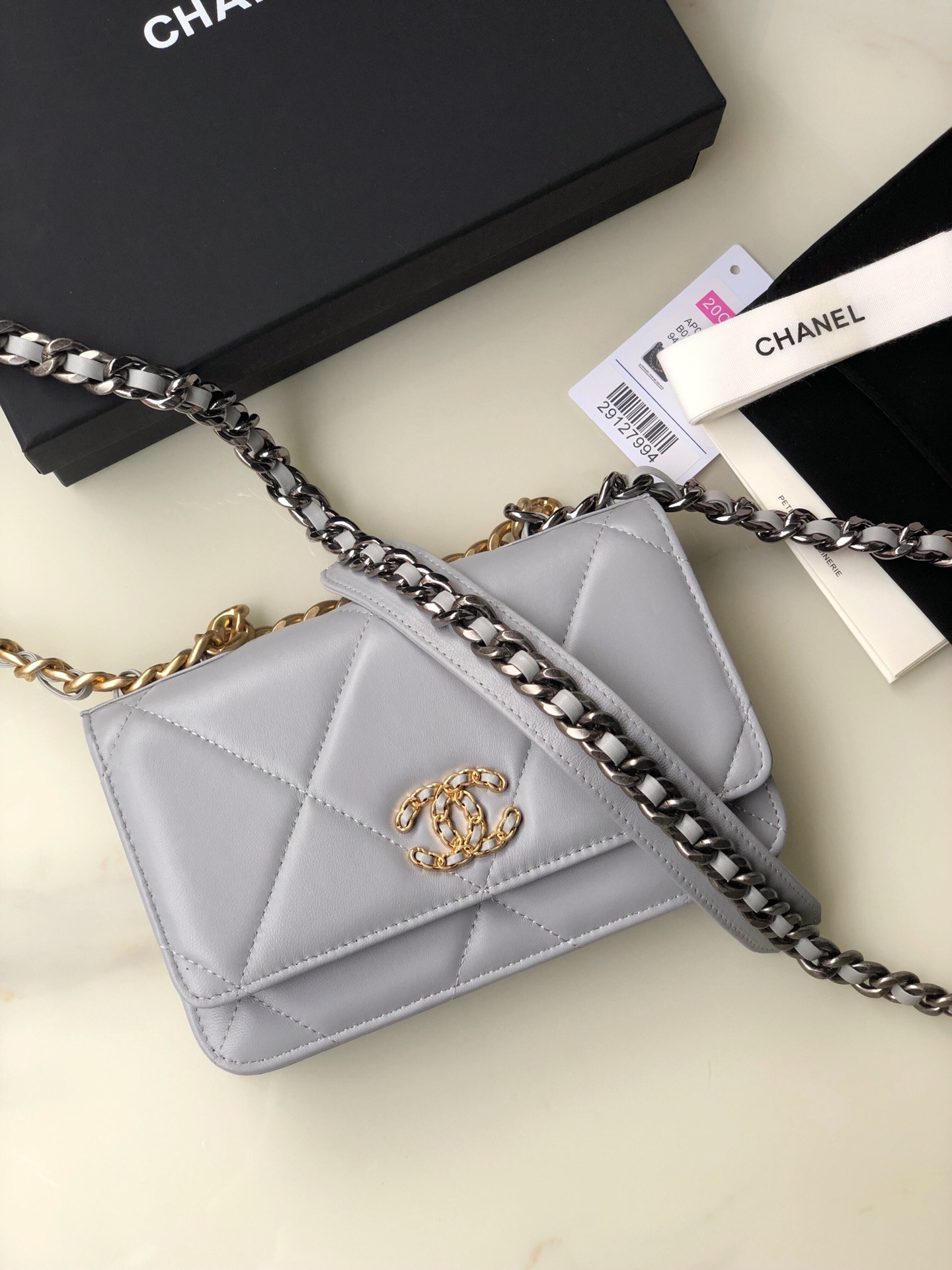 Ch**el CLASSIC WALLET ON CHAIN 4.8 × 7.5 × 1.4 in