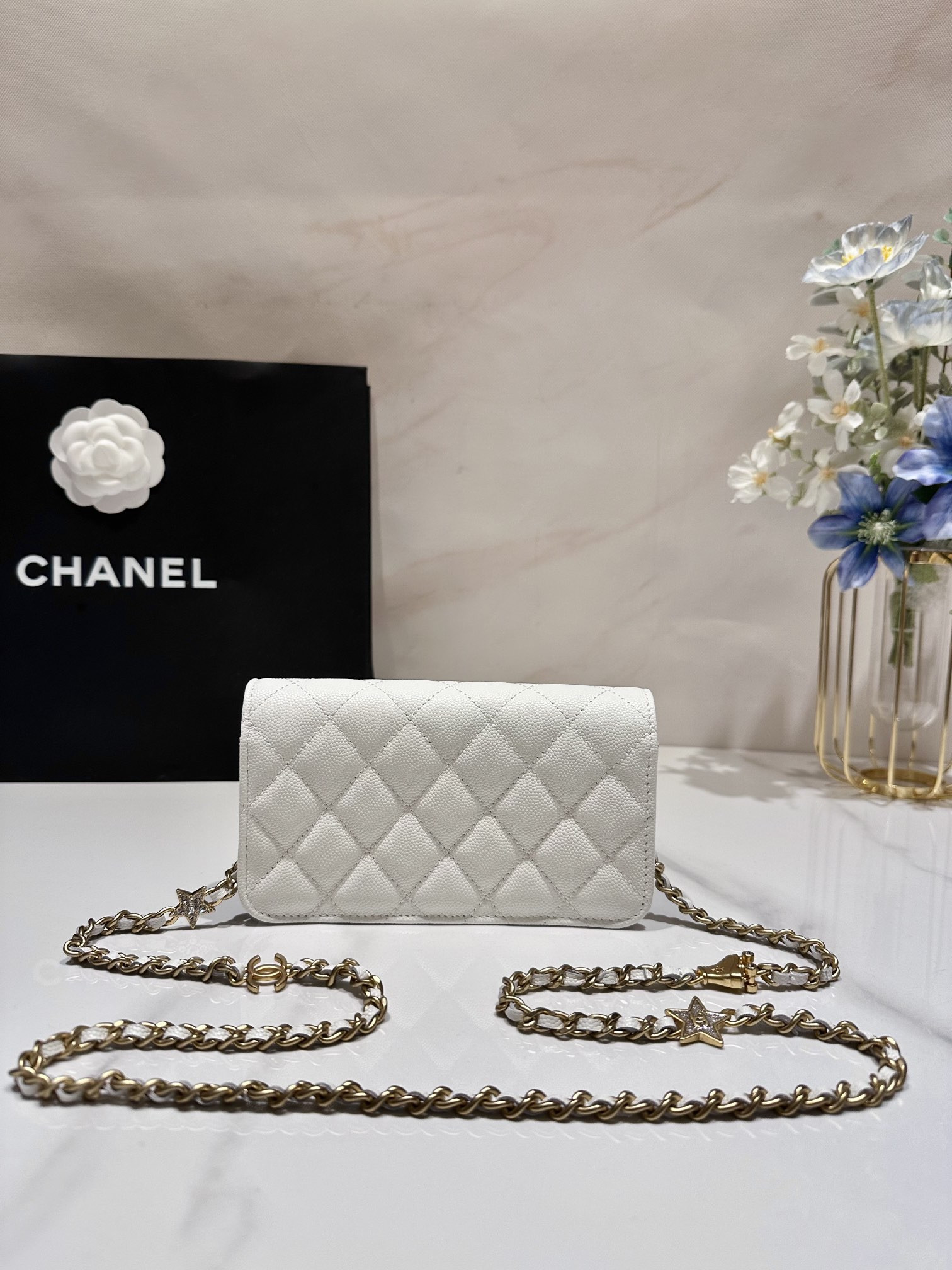 Ch**el CLASSIC WALLET ON CHAIN MINI WHITE 6.7 x 3.9 x 1.6 in