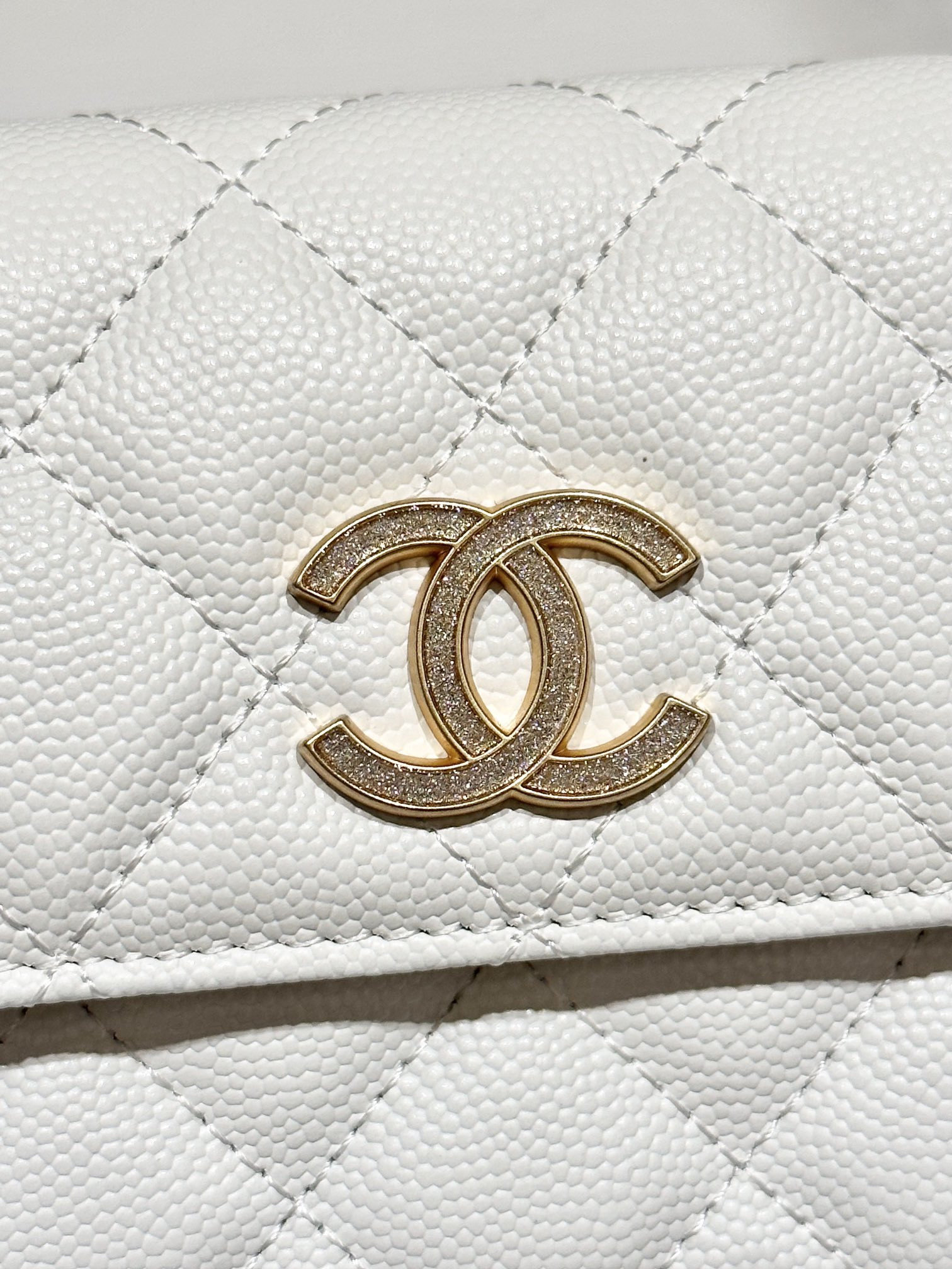Ch**el CLASSIC WALLET ON CHAIN MINI WHITE 6.7 x 3.9 x 1.6 in