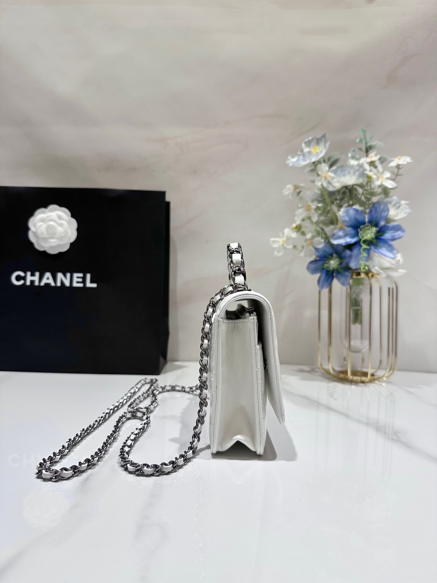 Ch**el CLASSIC WALLET ON CHAIN 4.8 × 7.5 × 1.4 in