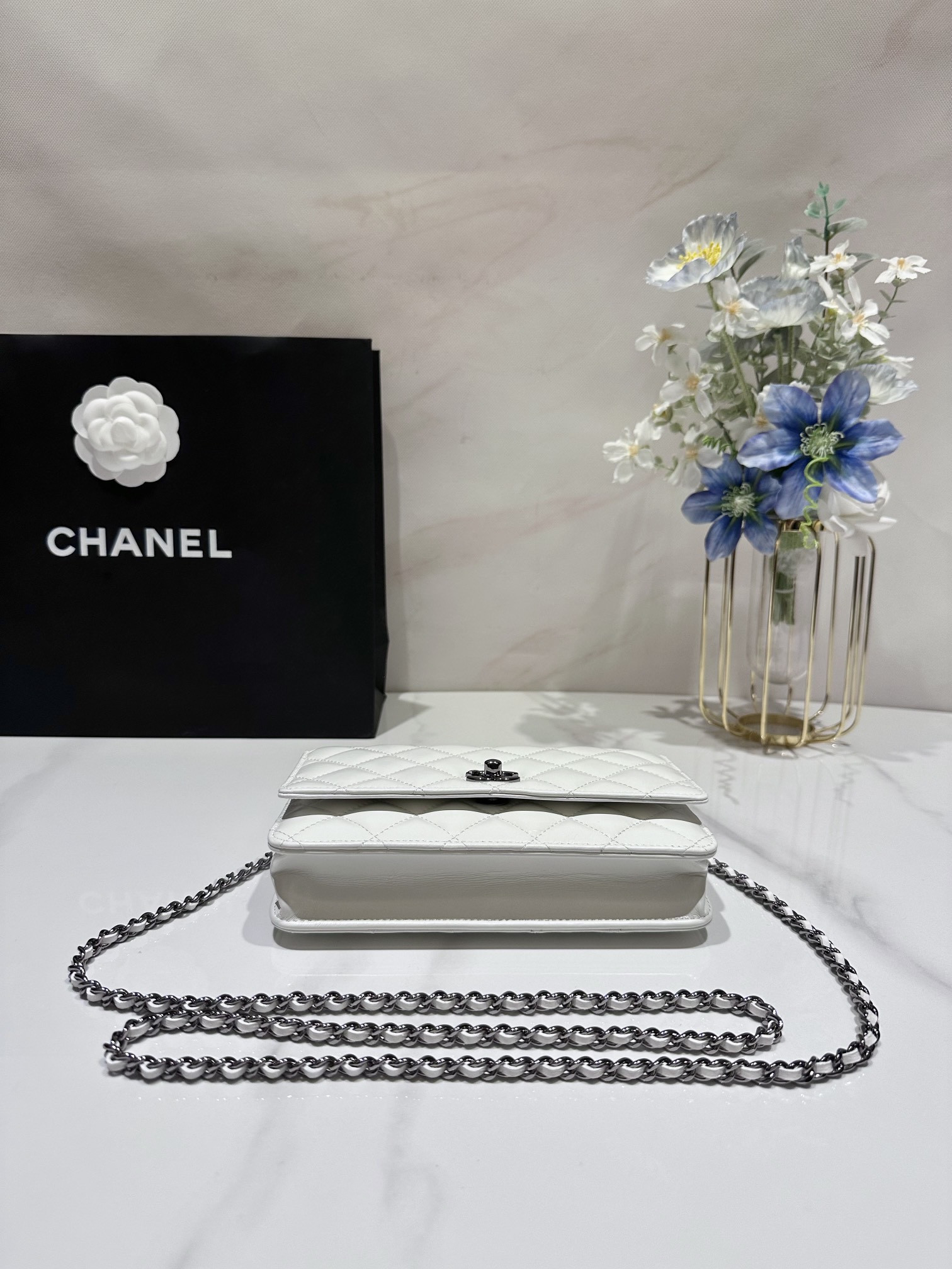 Ch**el CLASSIC WALLET ON CHAIN 4.8 × 7.5 × 1.4 in