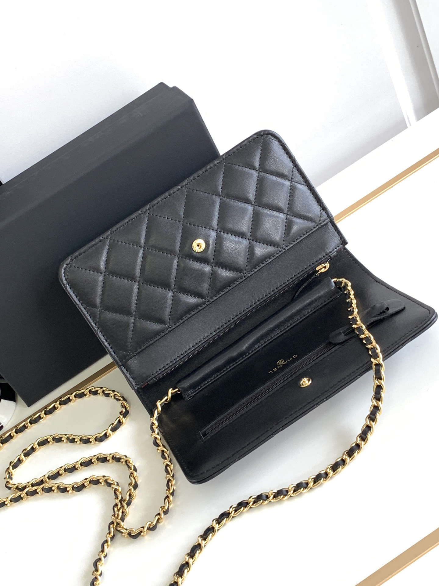 Ch**el CLASSIC WALLET ON CHAIN BLACK 4.8 × 7.5 × 1.4 in