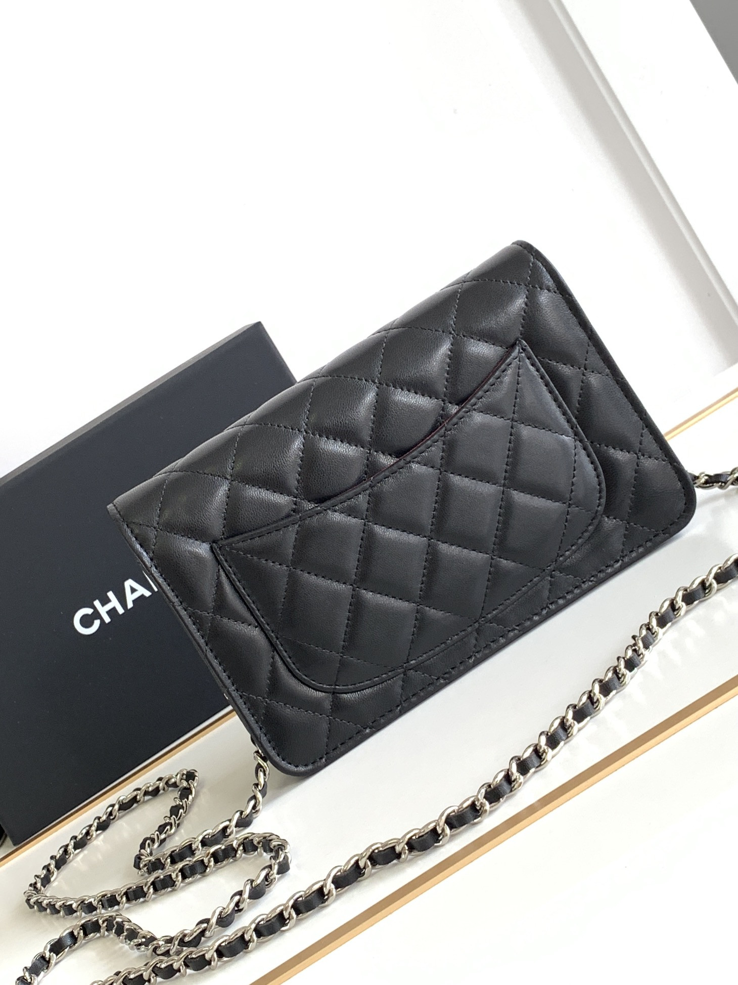 Ch**el CLASSIC WALLET ON CHAIN 4.8 × 7.5 × 1.4 in