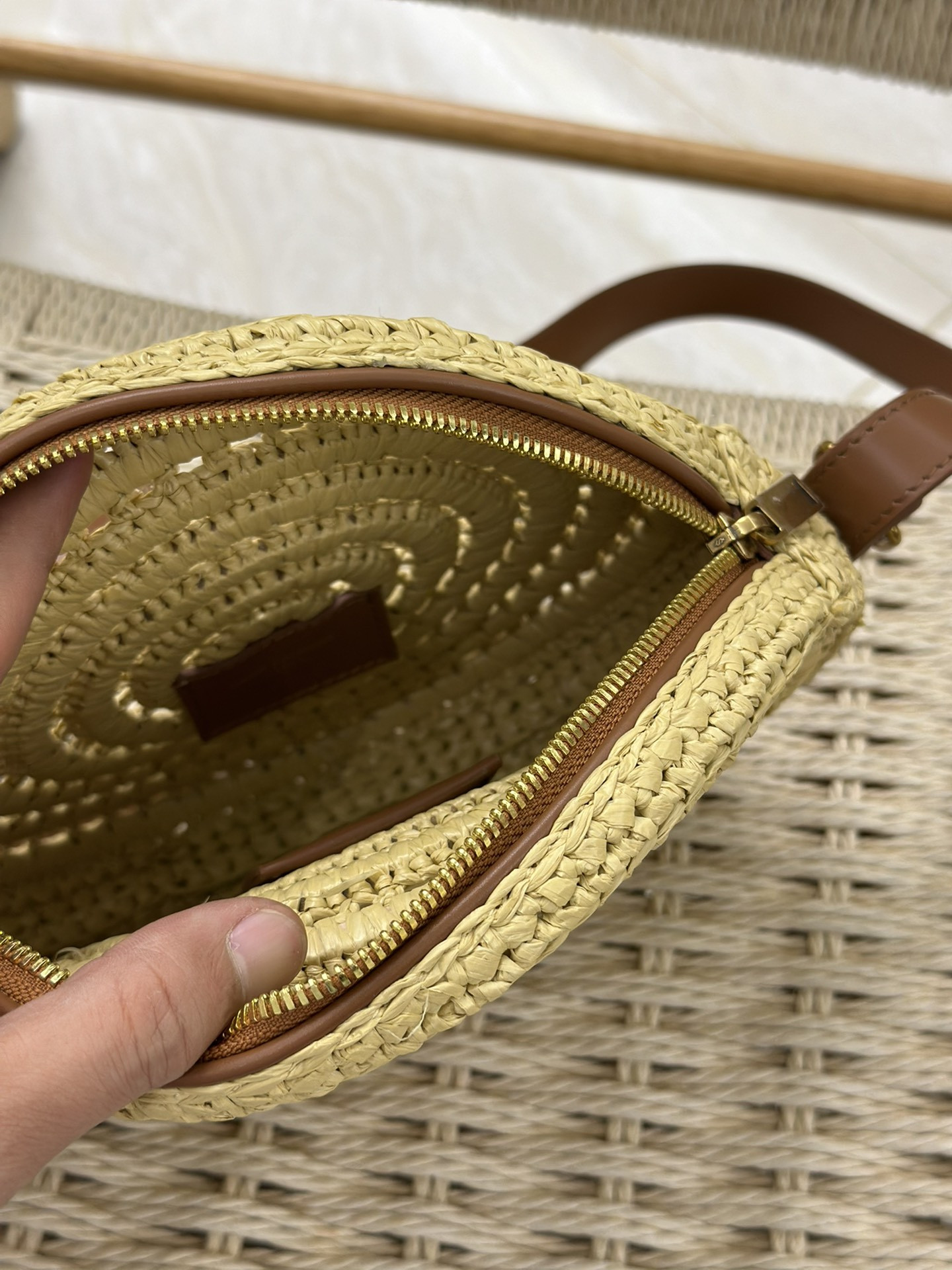Y51 ROUND BAG IN RAFFIA AND VEGETABLE-TANNED LEATHER Color Natural