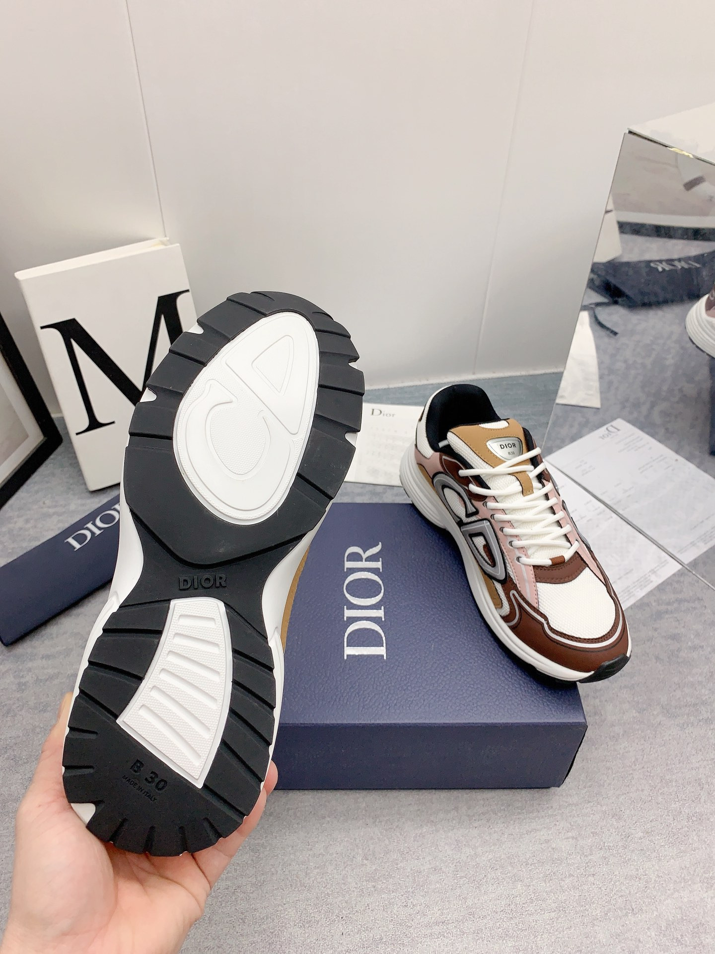 UA D10r B30 White Brown Beige