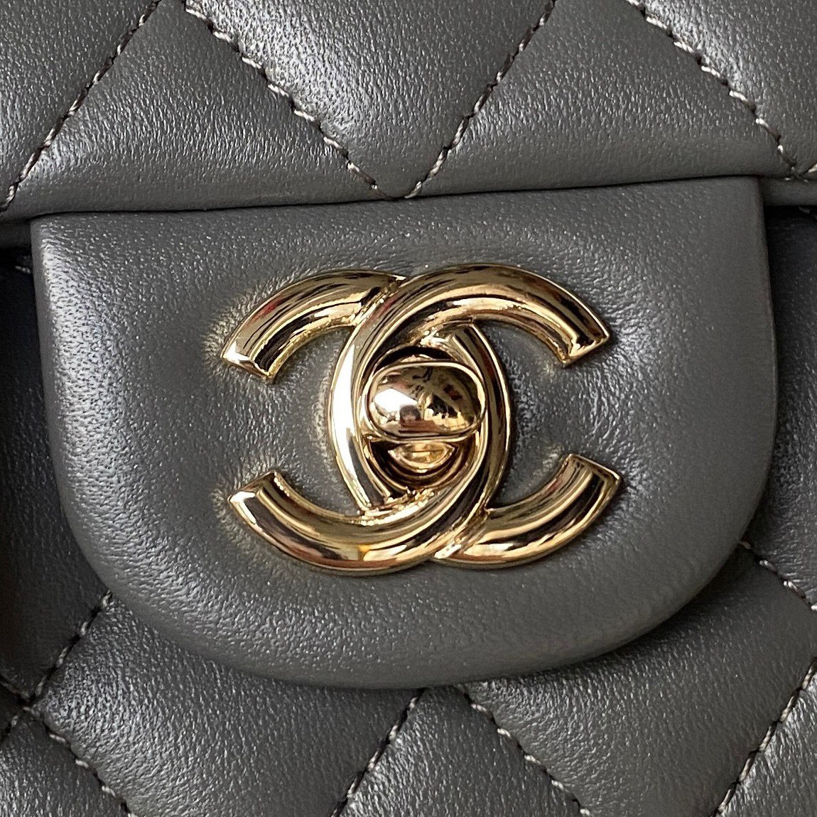 Ch**el Mini Classic Handbag With Top Handle 12 × 20 × 6 cm