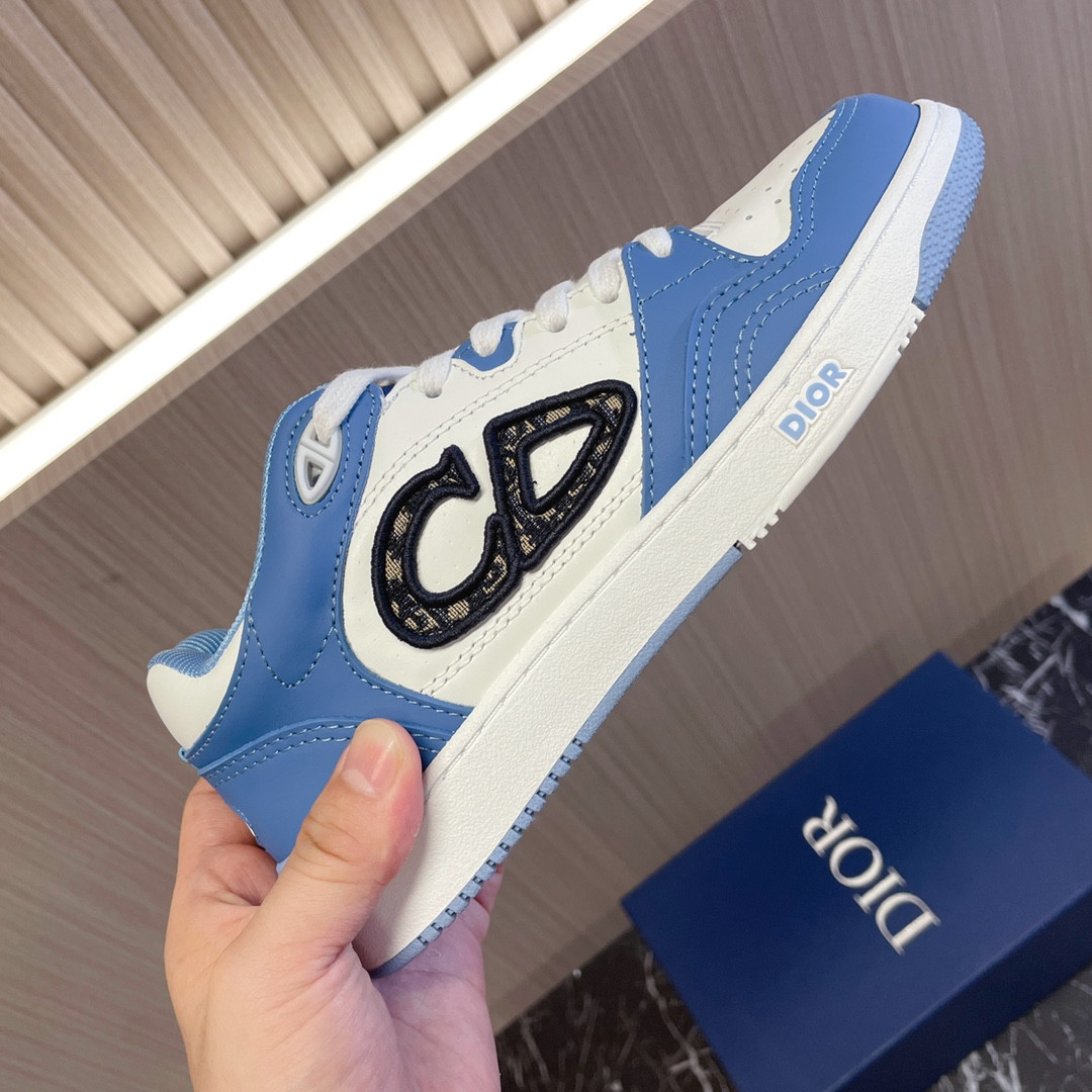 UA D10r B57 Low-Top Sneaker Light Blue and White
