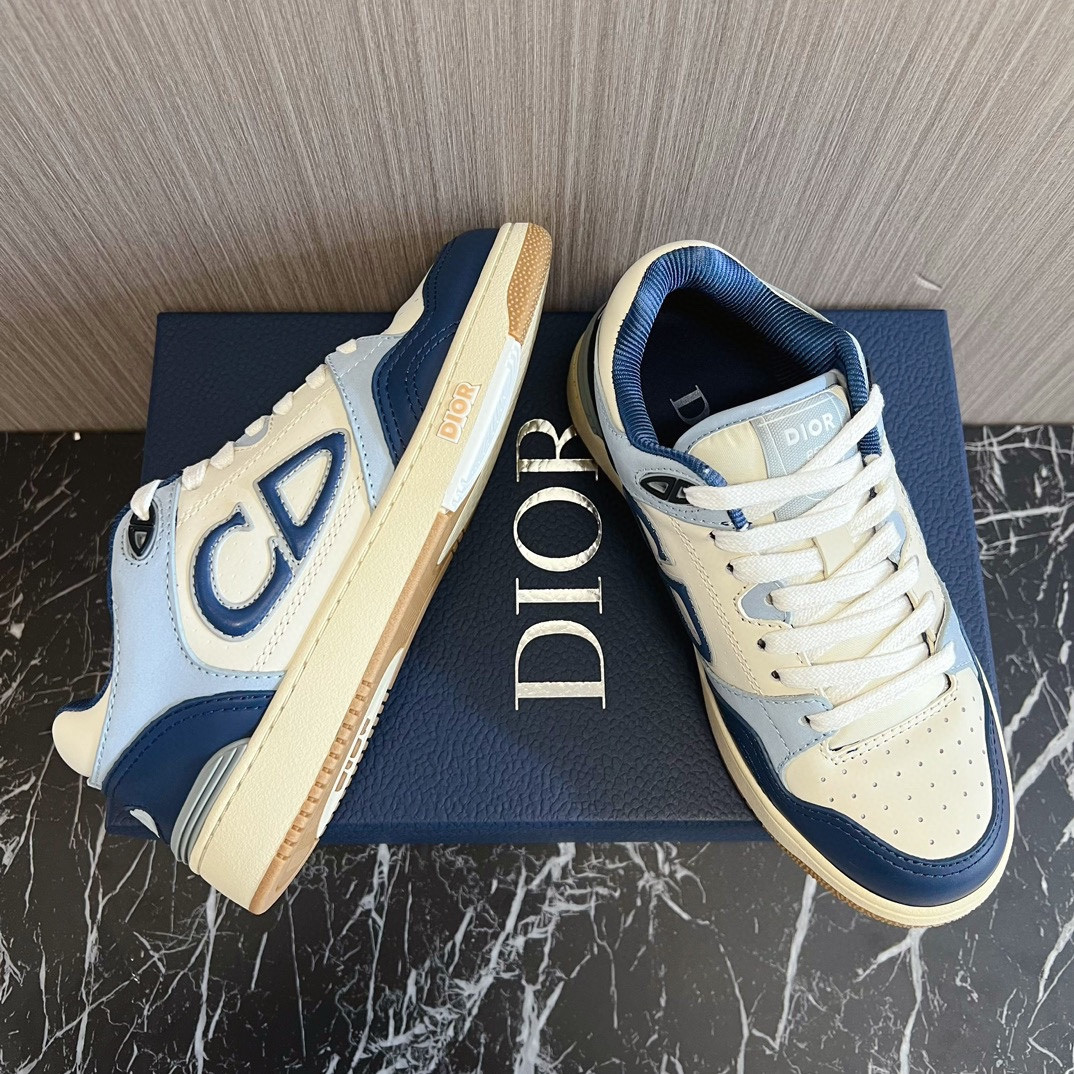UA D10r B57 Low-Top Sneaker