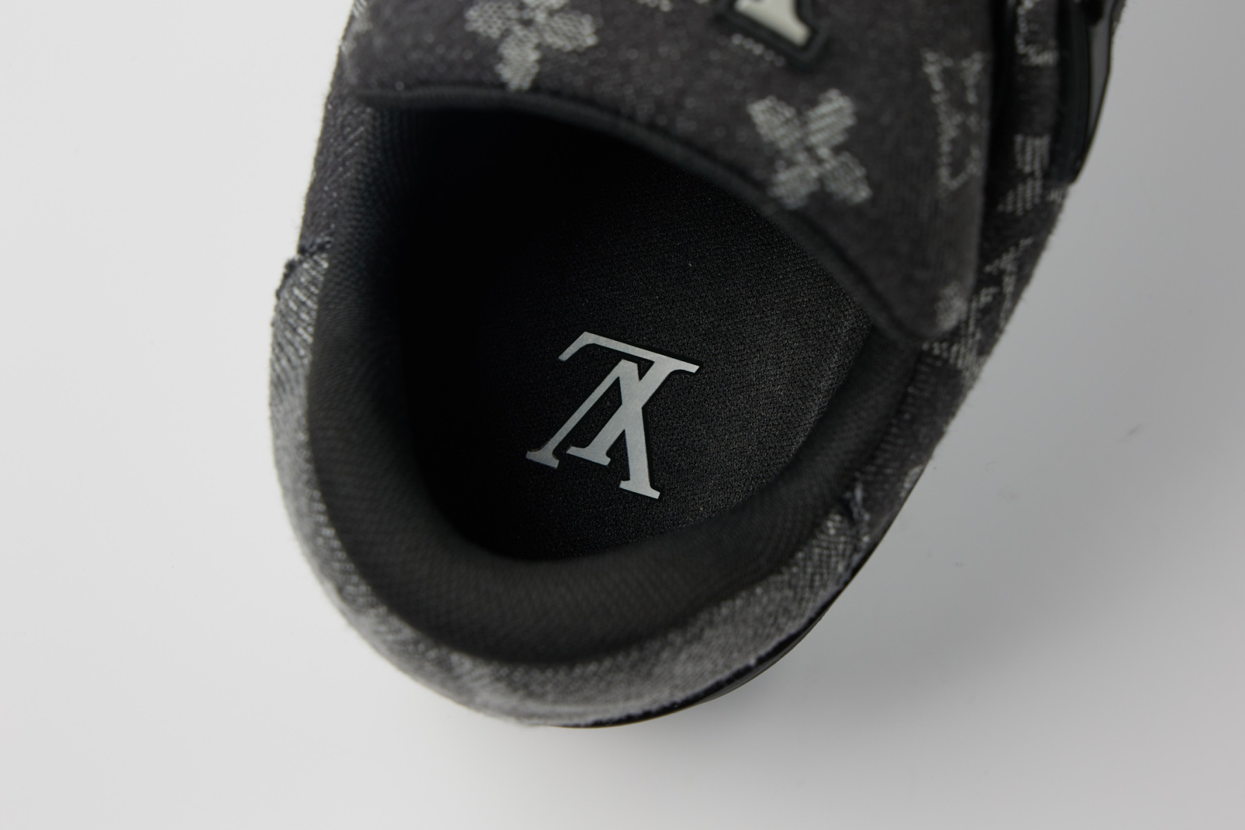 UA LV Trainer Sneaker