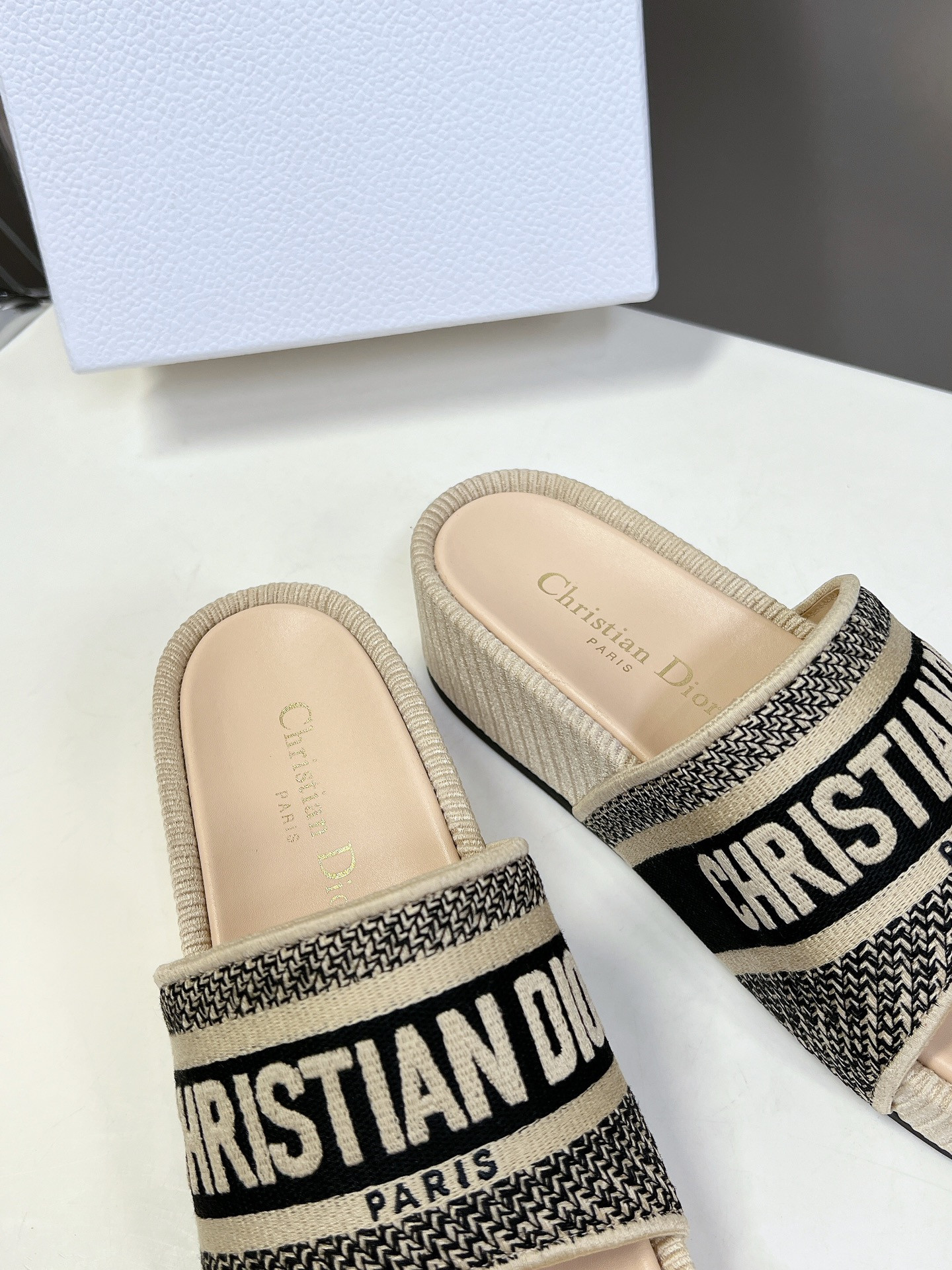 UA D10r Platform Sandals