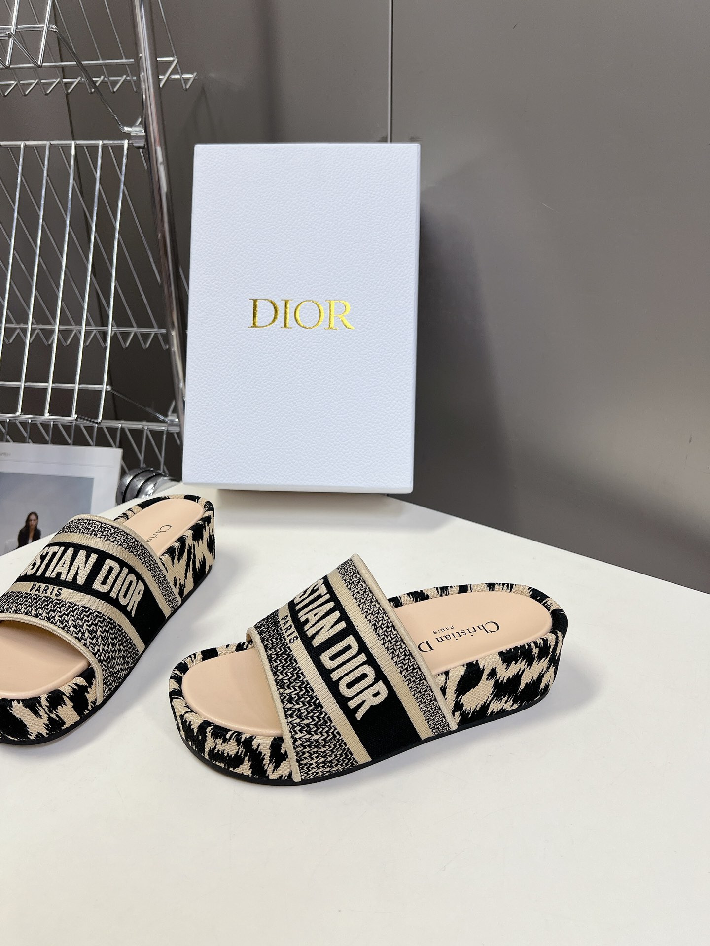 UA D10r Platform Sandals