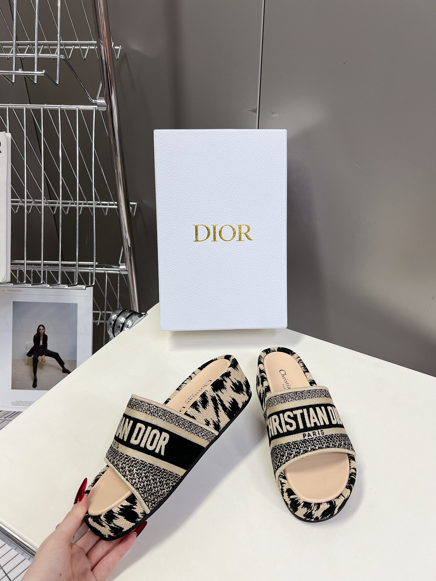 UA D10r Platform Sandals
