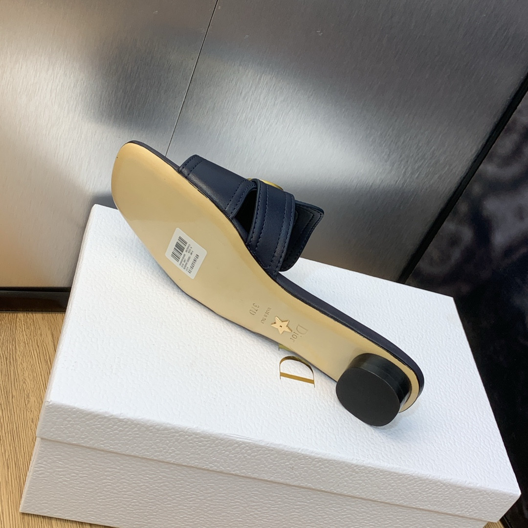 UA D10r 30 Montaigne Slide
